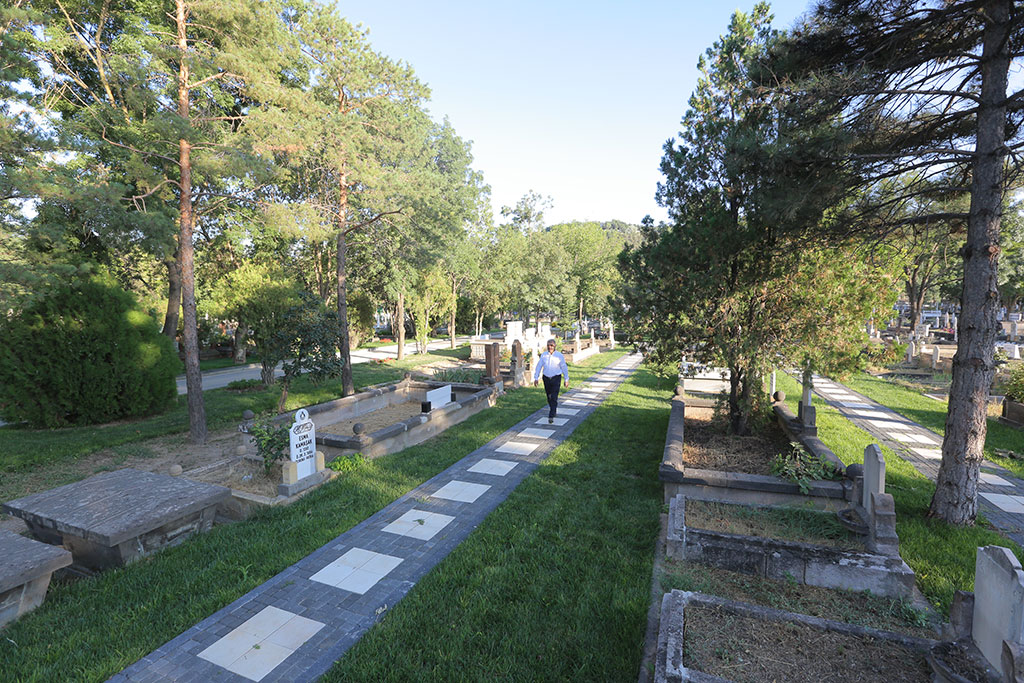 Türkiye'ye Örnek Mezarlık