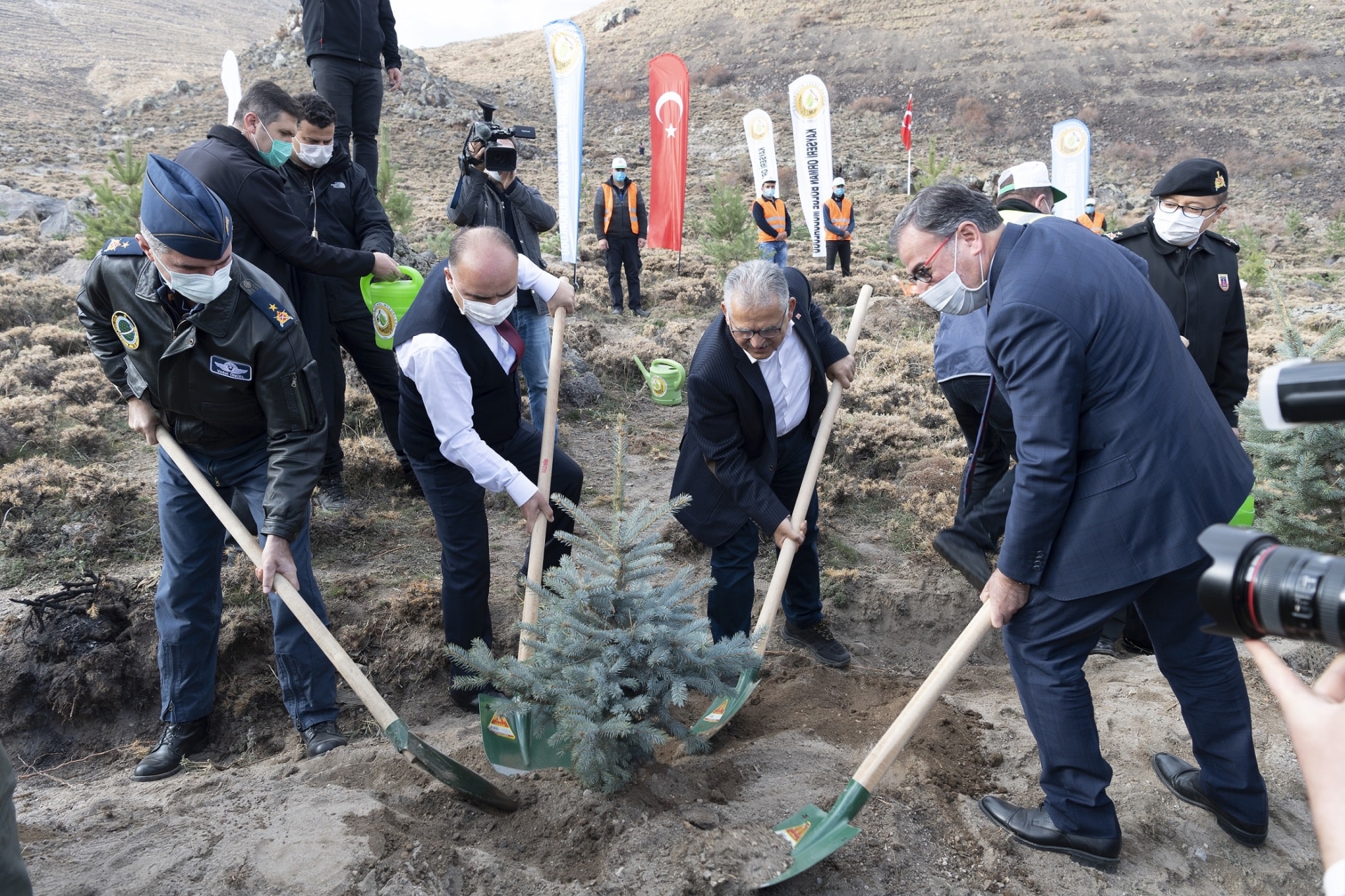 Vali Günaydın ve Başkan Büyükkılıç’tan “Cumhuriyet” Fidanı