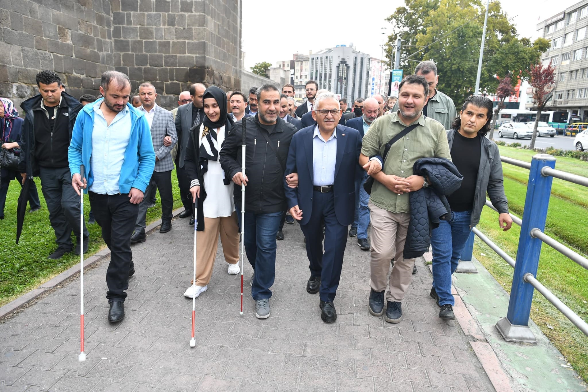 Başkan Büyükkılıç, Farkındalık Yürüyüşünde Göz Bandı Takarak Görme Engellilere Eşlik Etti
