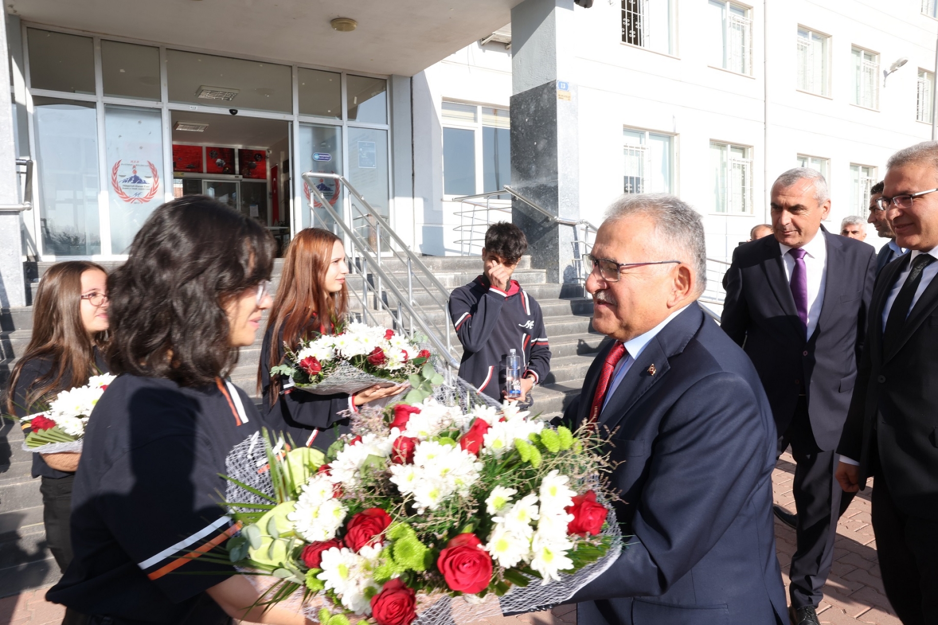 Başkan Büyükkılıç, Haftaya Gençlerle Birlikte Başladı