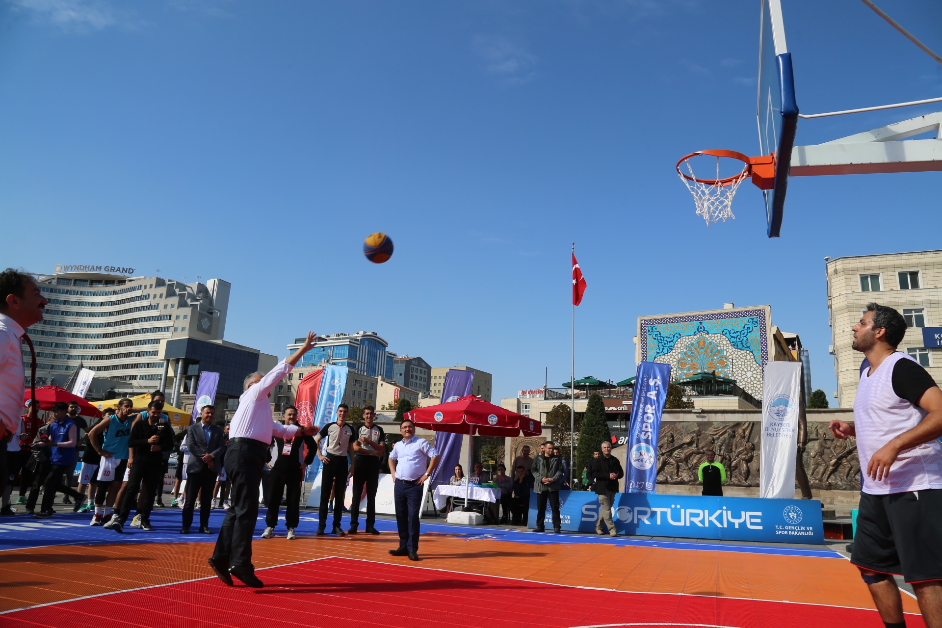 Başkan Büyükkılıç, Vali Çiçek ile Birlikte Sokak Basketbolu Oynadı