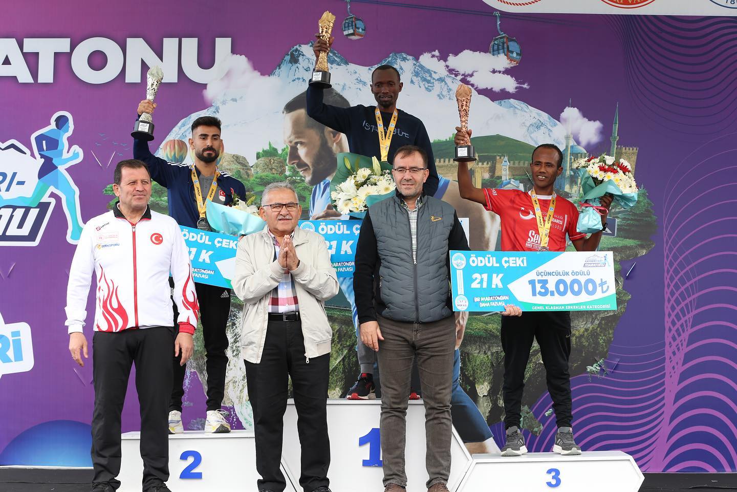 Büyükkılıç, Uluslararası Kayseri Yarı Maratonu Ödül Töreni'ne Katıldı