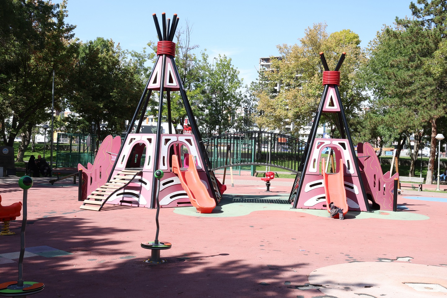 Büyükşehir’den Çocuk Macera Parkları ve Park Mobilyaları