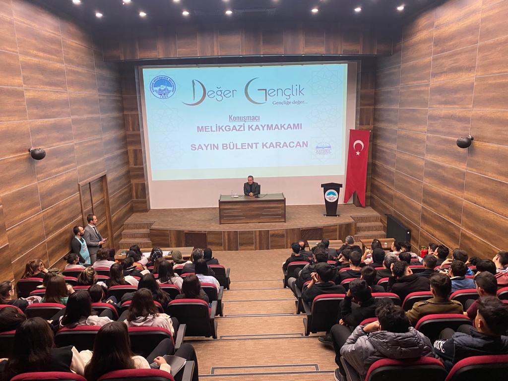 Büyükşehir’in “Değer Gençlik” Seminerine Kaymakam Karacan Konuk Oldu