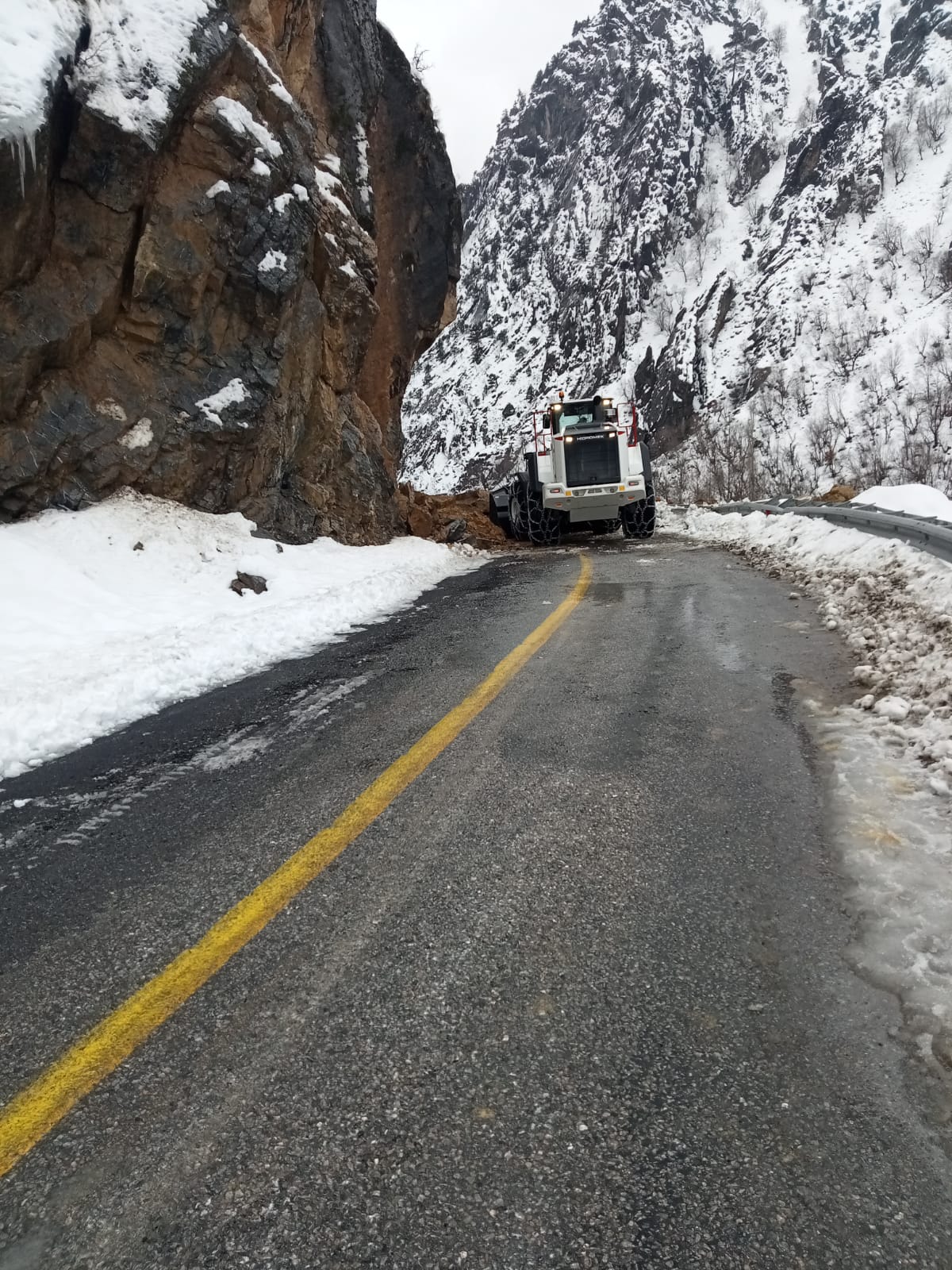 Kapuzbaşı Yolu’ndaki Heyelana Büyükşehir Anında Müdahale Etti, Yolu Ulaşıma Açtı