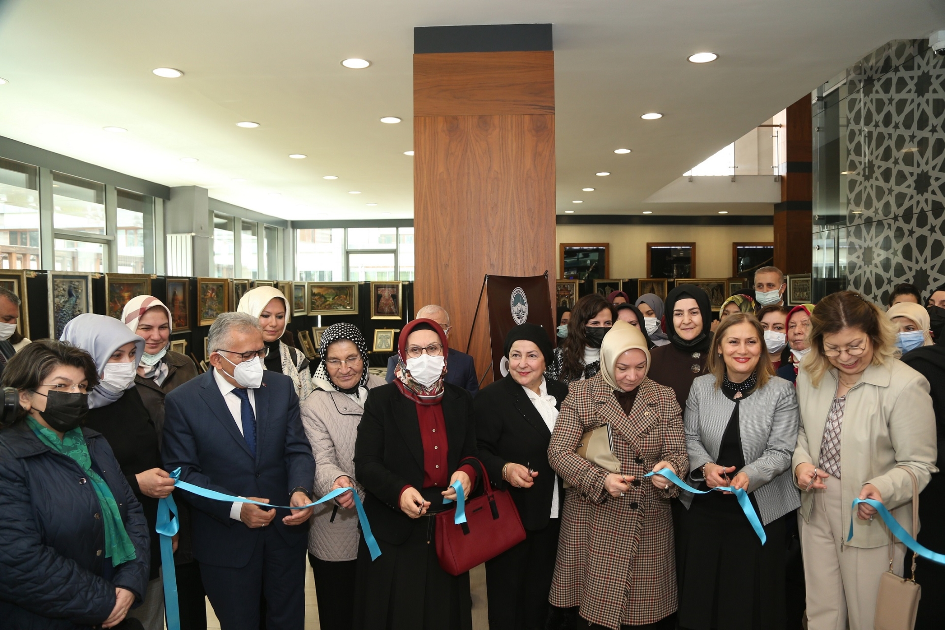 Başkan Büyükkılıç, Dünya Kadınlar Günü’ne Özel Hazırlanan Sergiyi Kadınlarla Açtı