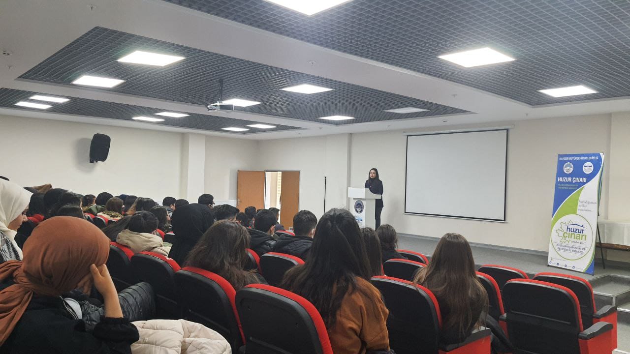 Büyükşehir Huzur Çınarı’ndan Öğrencilere Motivasyon ve Sınav Bilgilendirme Semineri