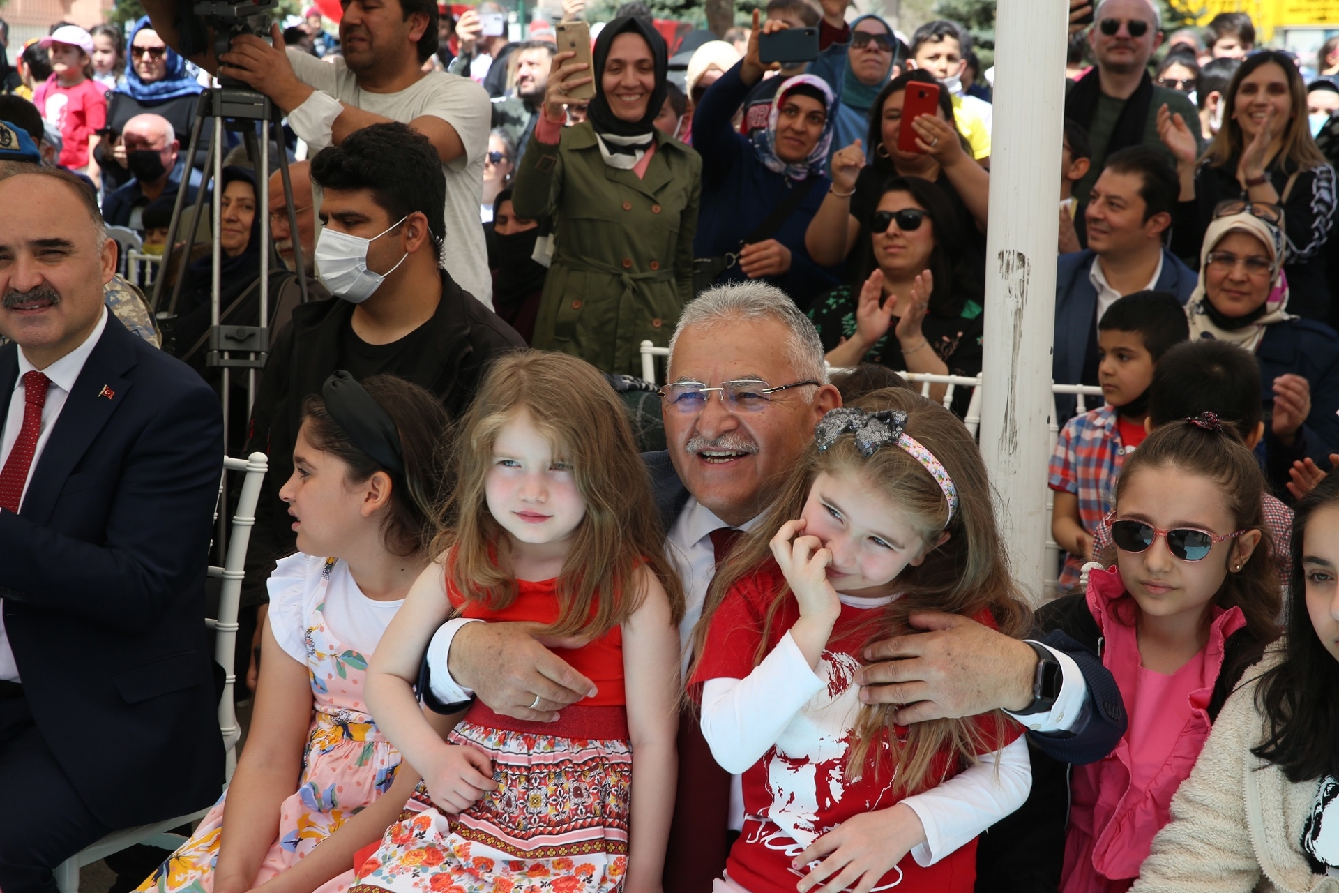 Başkan Büyükkılıç, Vali Günaydın ile Birlikte Çocukların 23 Nisan Coşkusuna Ortak Oldu