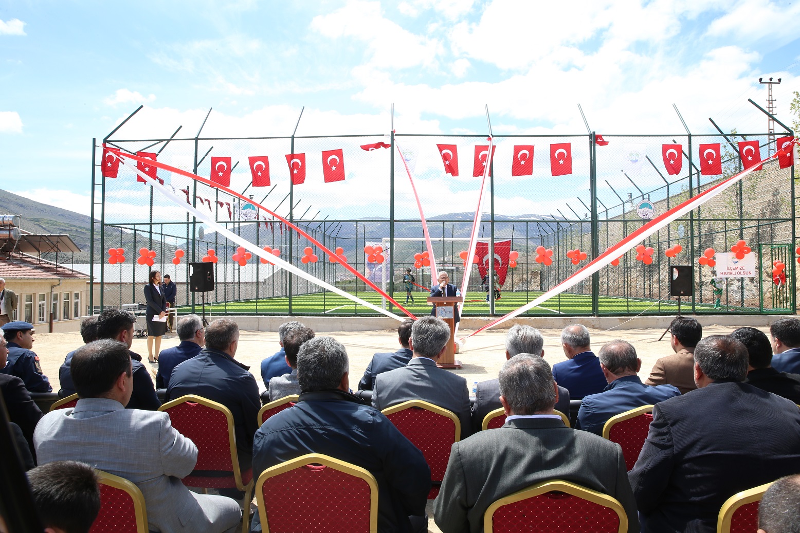 Başkan Büyükkılıç, Yahyalı’da İki Okula Kazandırılan Halı Sahaların Açılışını Yaptı