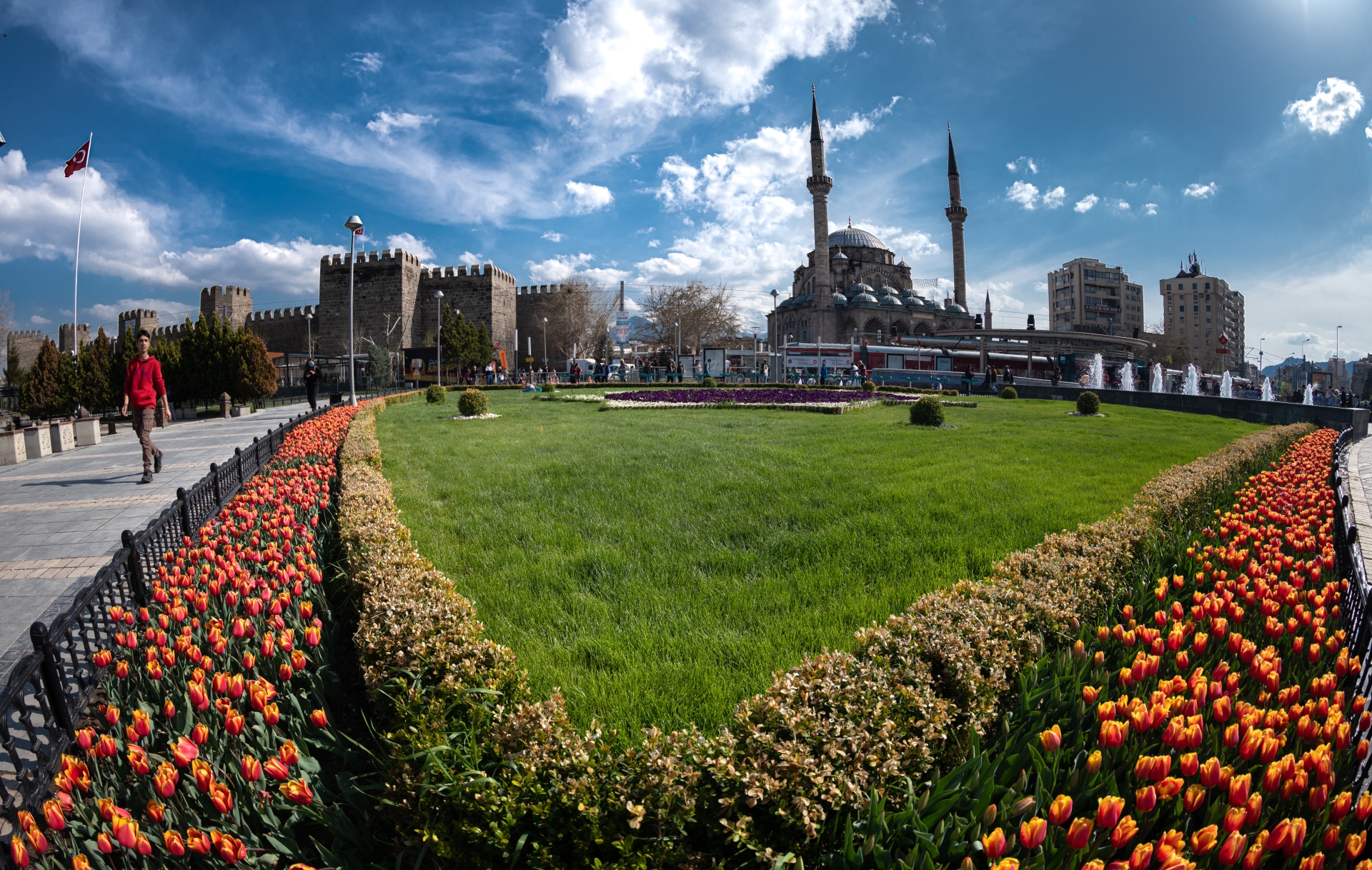 Büyükşehir, Kayseri’yi Çiçek Bahçesine Dönüştürüyor, 1 Milyon Çiçeği Toprakla Buluşturuyor