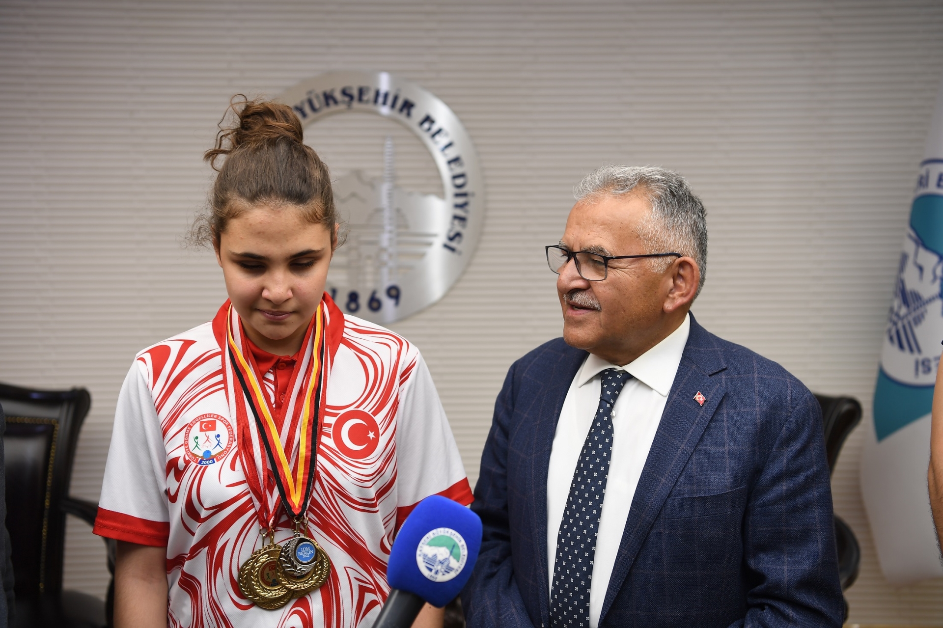 Başkan Büyükkılıç’tan Özel Sporcu Şampiyon Cemre’ye Destek