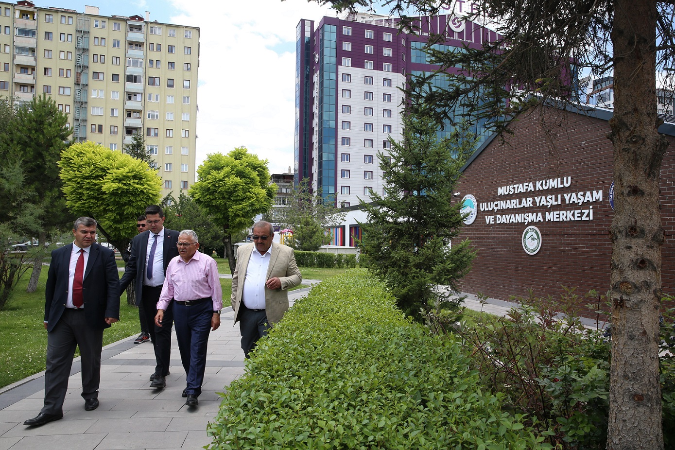 Başkan Büyükkılıç, Ulu Çınarların Gönlünü Aldı