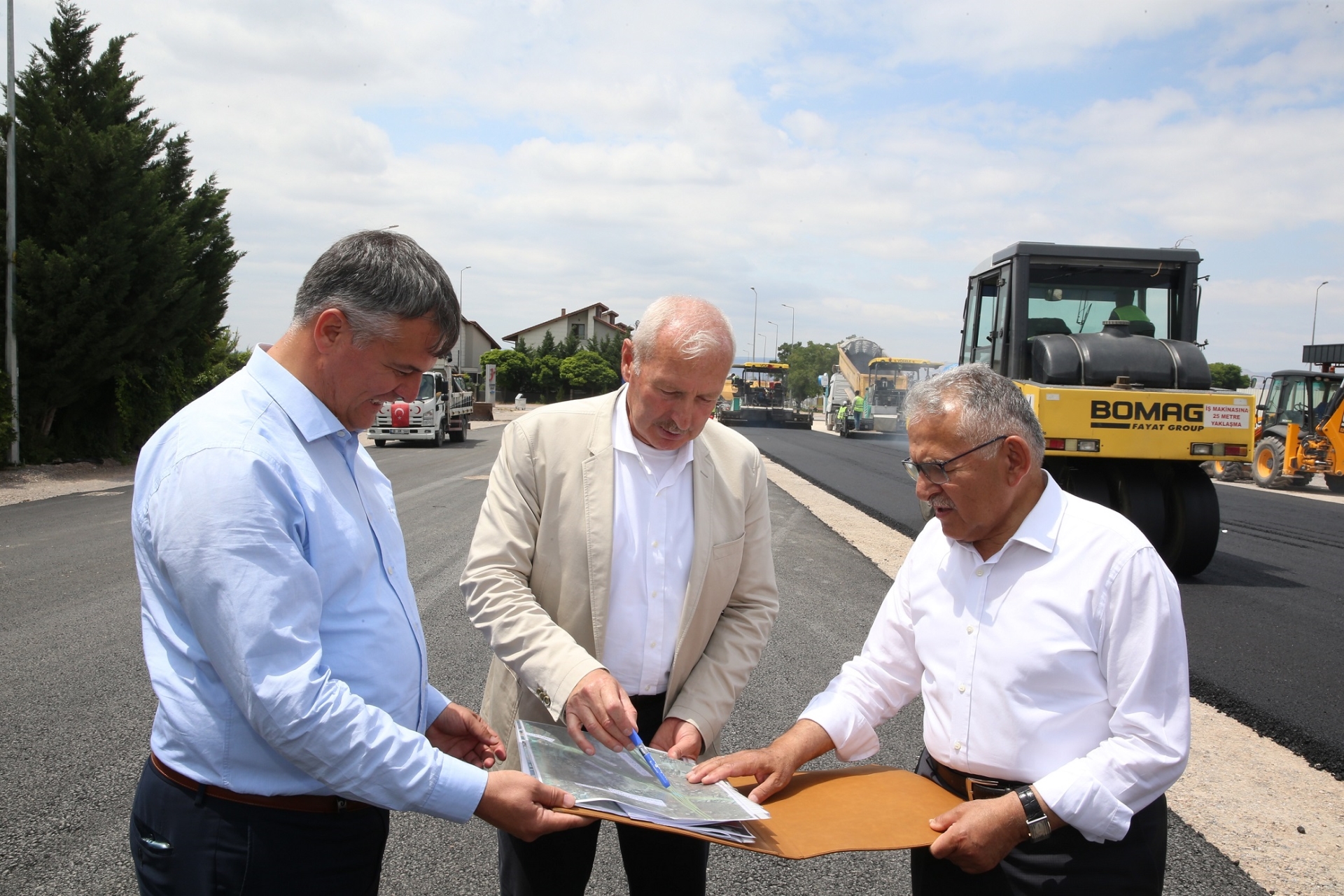 Başkan Büyükkılıç Yol Çalışmalarını Denetledi, Asfalt Serdi