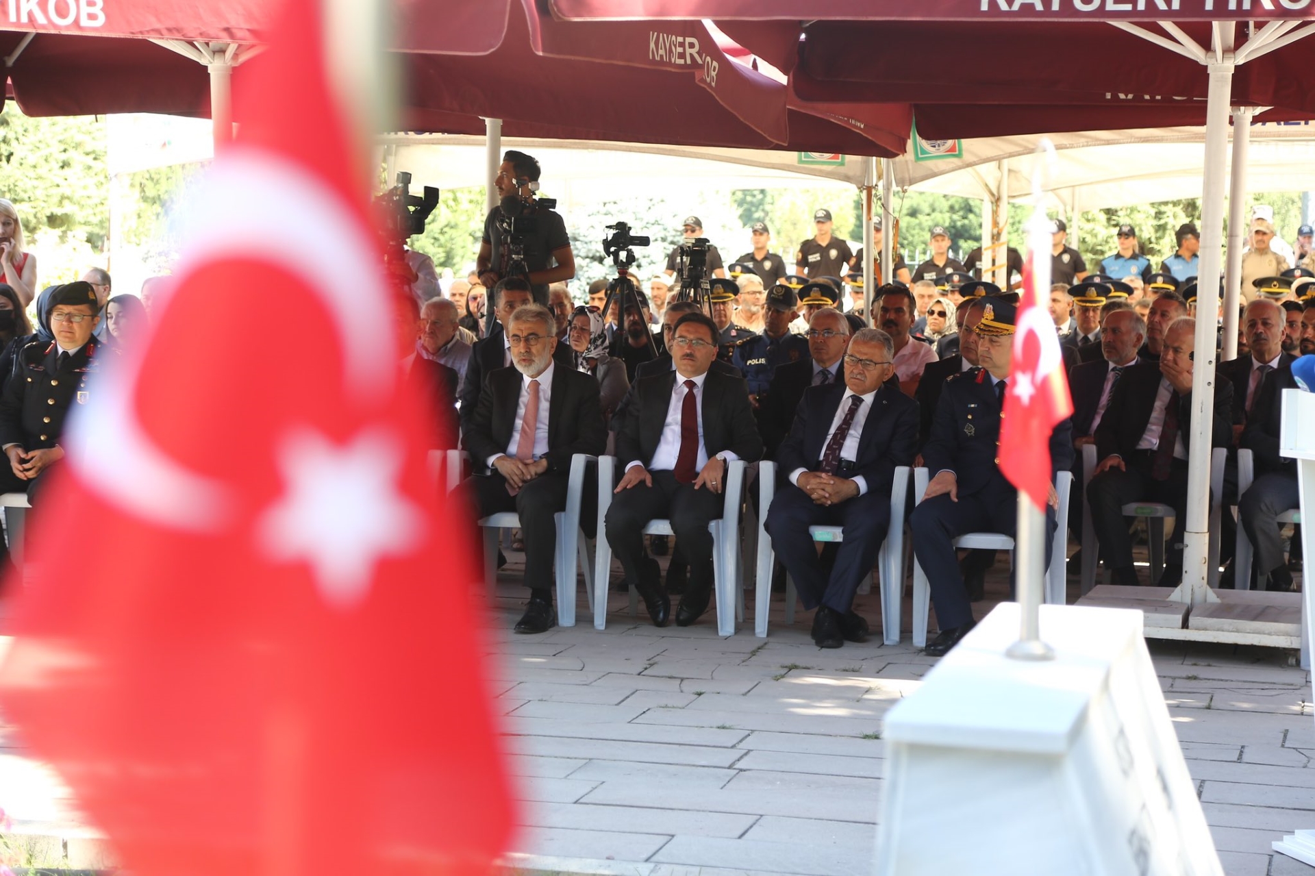 Başkan Büyükkılıç’tan 15 Temmuz’da Şehitlere Dua ve Karanfil