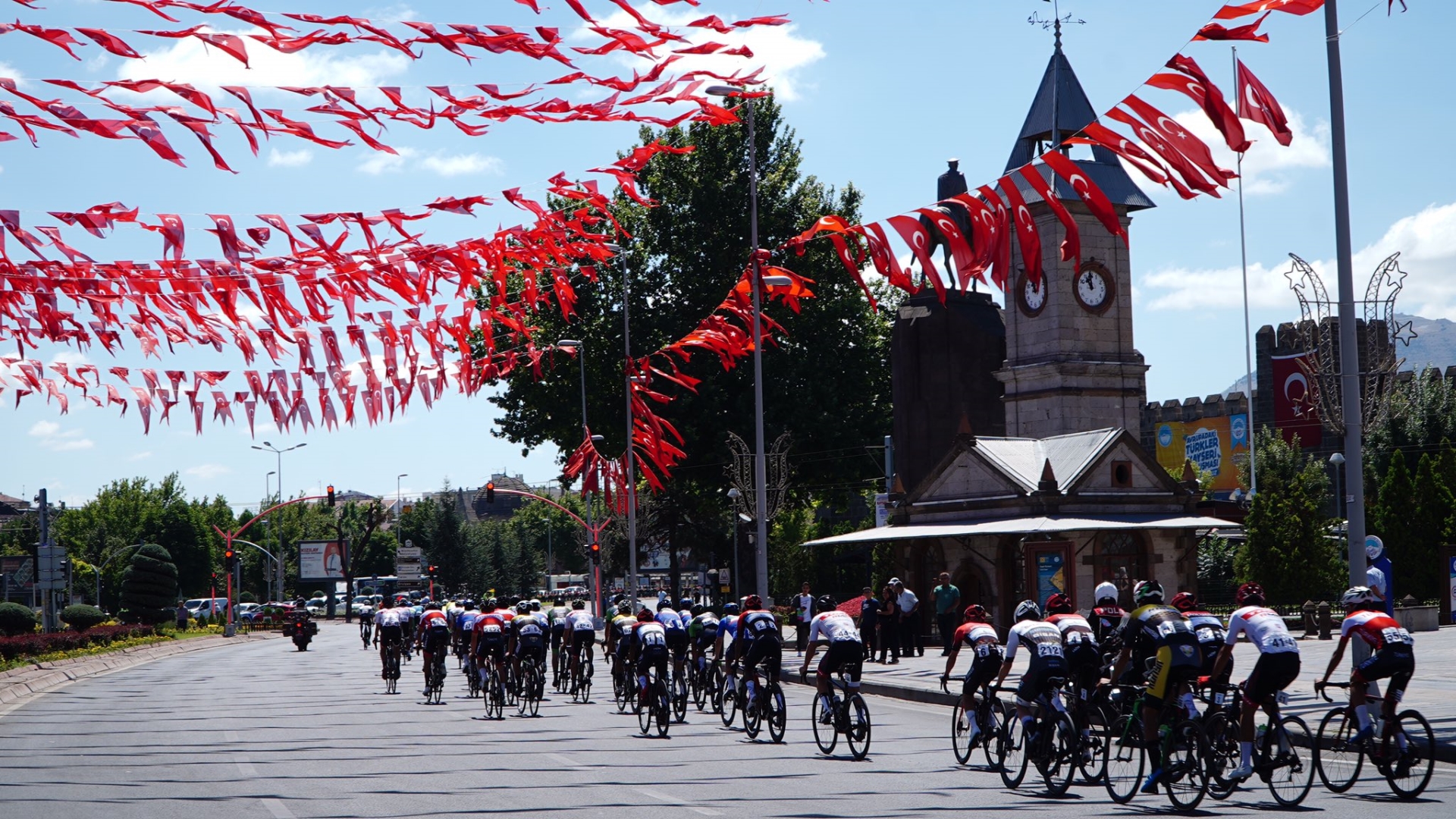 Hem Pedal Çeviriyorlar Hem de Kayseri’yi Dünyaya Tanıtıyorlar