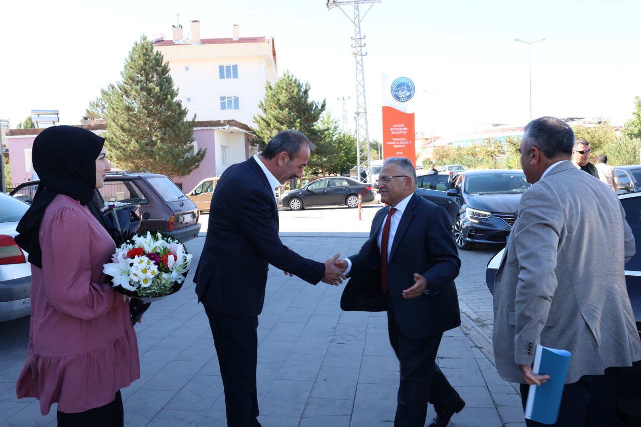 Tomarza’da Muhtarlarla Buluşan Büyükkılıç: “Hizmetten Hizmete Koşuyoruz”