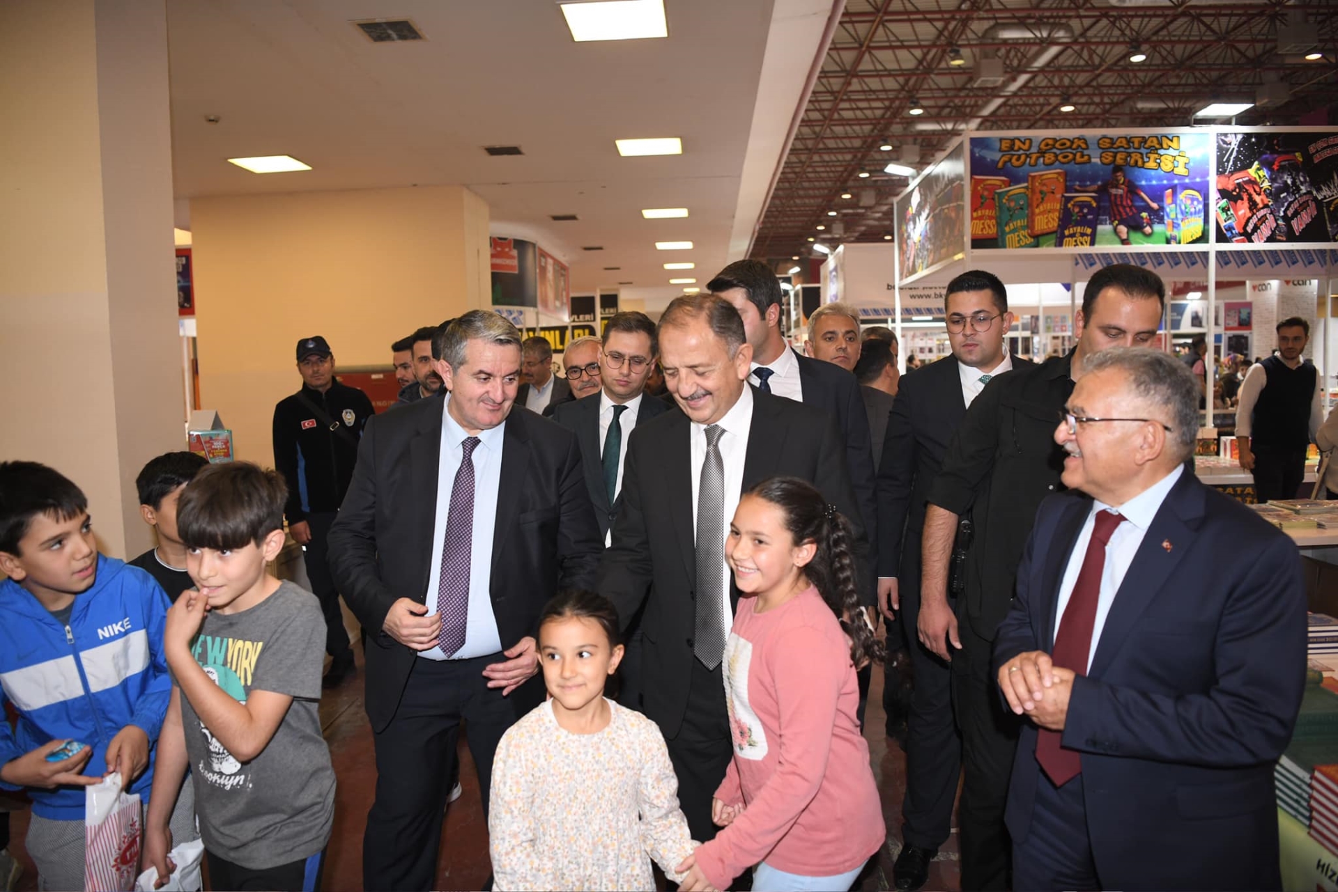 Bakan Özhaseki ve Başkan Büyükkılıç, Kayseri’de 6’ncı Kitap Fuarı'nı Ziyaret Etti
