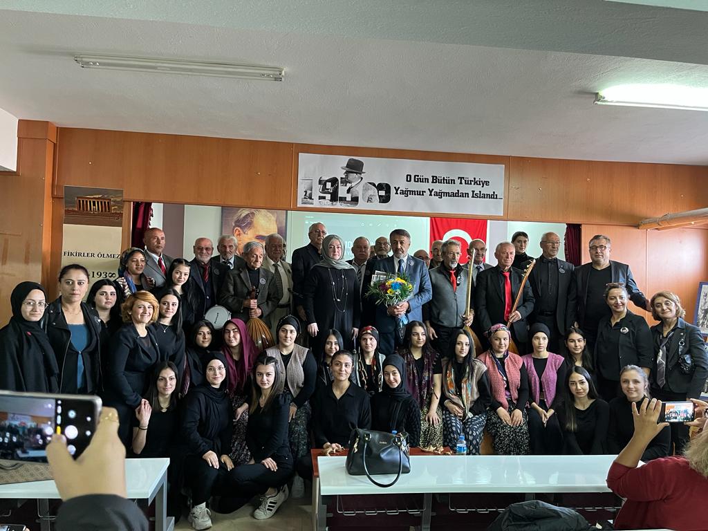 Ulu Çınarlar Korosu ve Liseli Gençler Atatürk’ün Sevdiği Şarkıları Seslendirdi