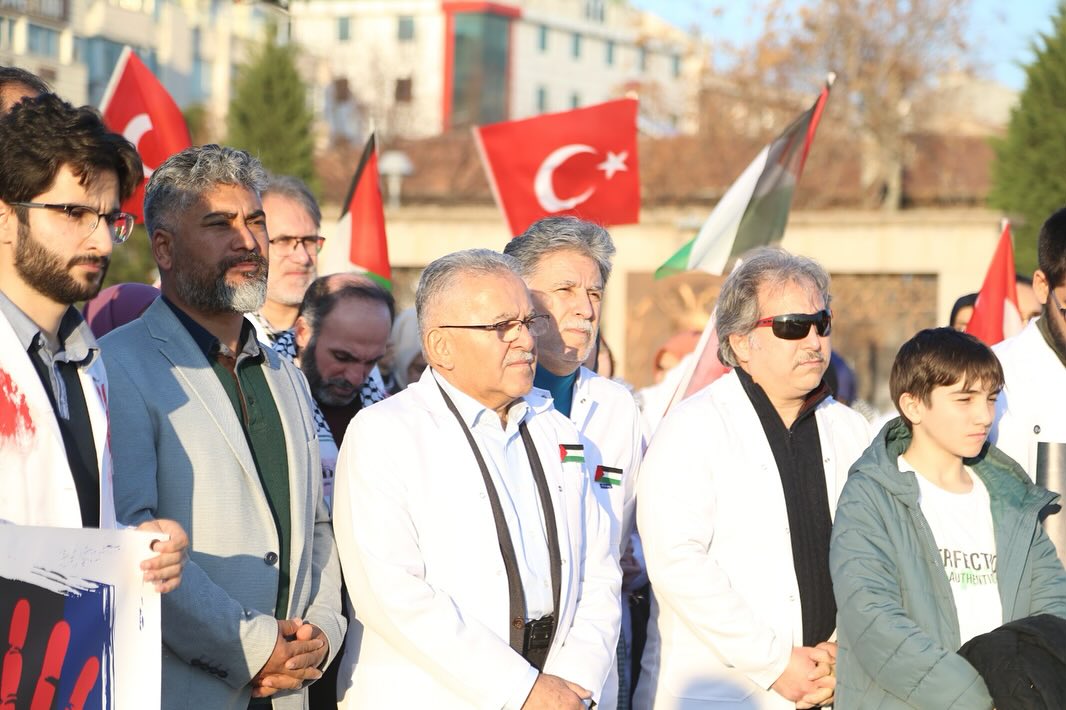 Başkan Büyükkılıç, Doktorlar ve Sağlık Çalışanları İle İsrail'i Protesto Yürüyüşüne Katıldı