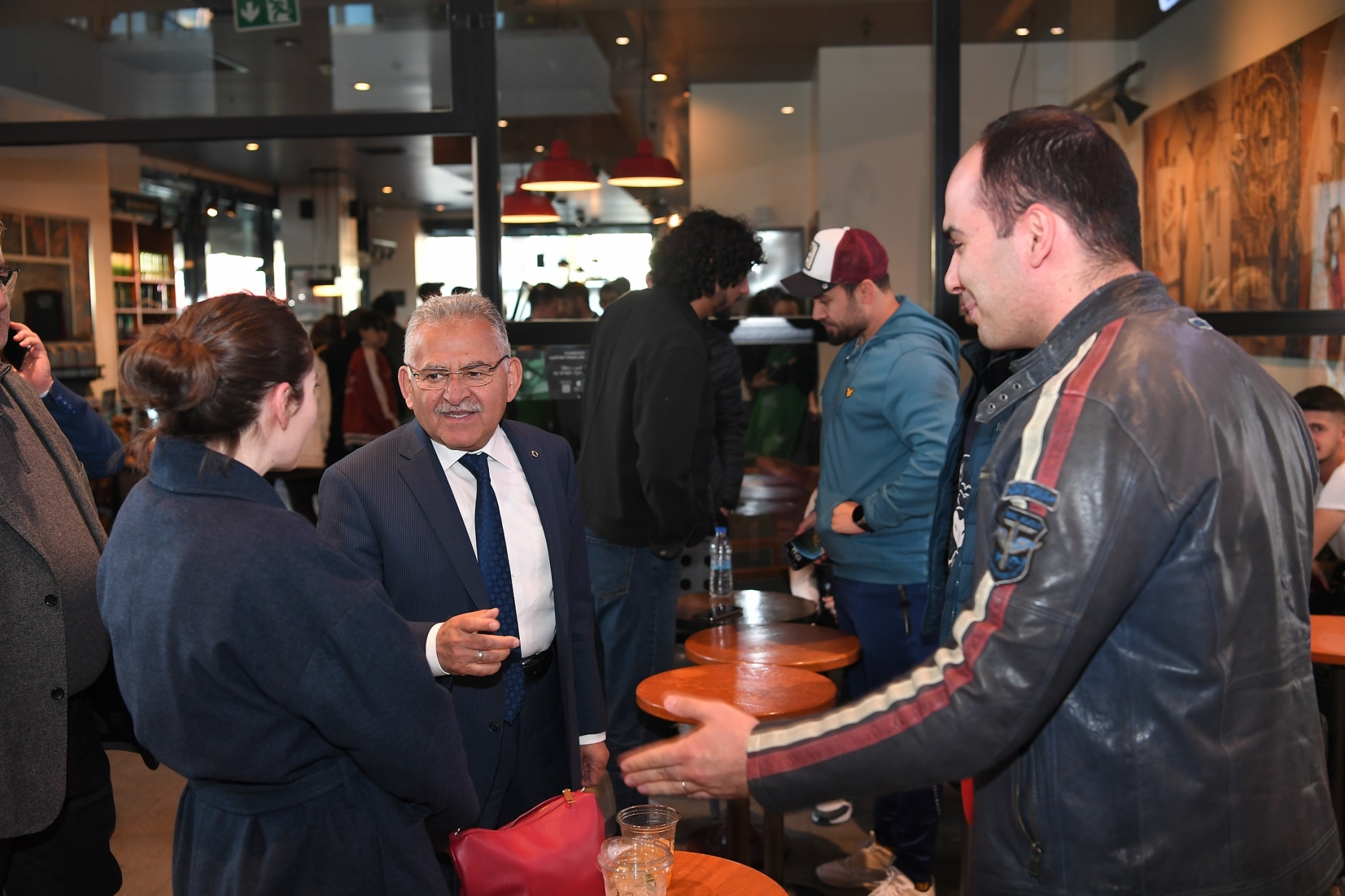 Başkan Büyükkılıç, Forum Kayseri AVM’de Esnaf ve Vatandaşlarla Buluştu