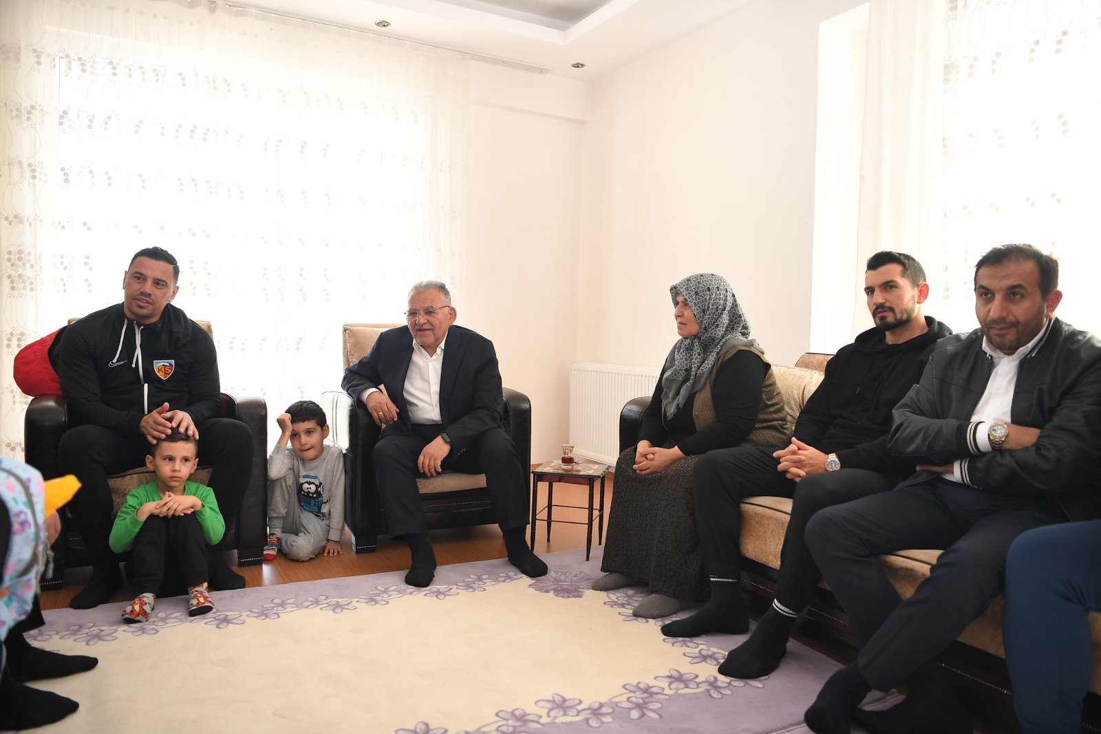 Büyükkılıç, Kayserispor Heyeti ile Birlikte Depremzede Aileyi Ziyaret Etti