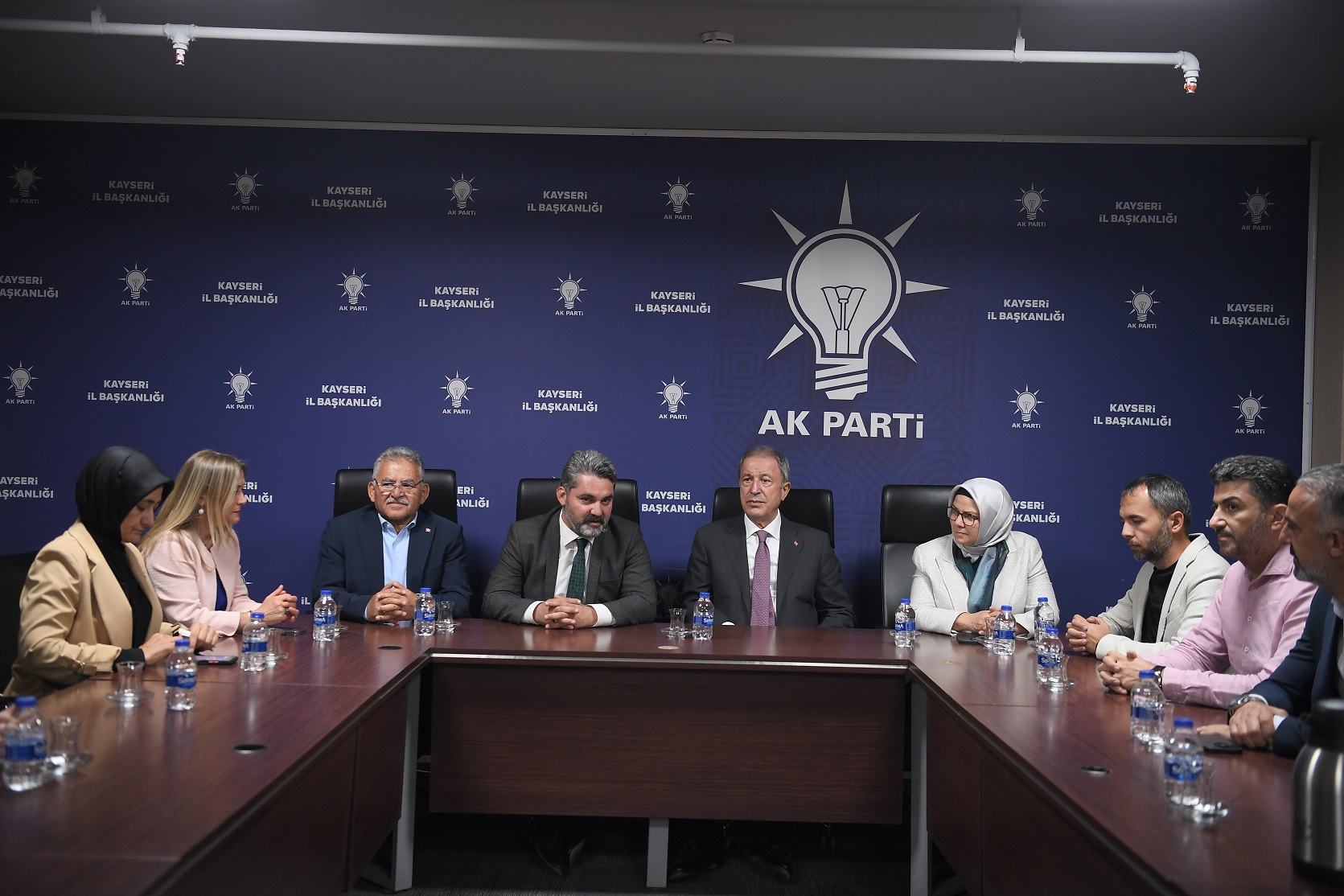 Akar ve Büyükkılıç’tan AK Parti İl Teşkilatı İle Tanışma Toplantısı