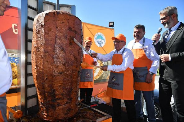 Başkan Büyükkılıç, Gastronomi Günleri’nde Sucuk Döneri Keserek 1 Ton Sucuk Dağıtımına Start Verdi