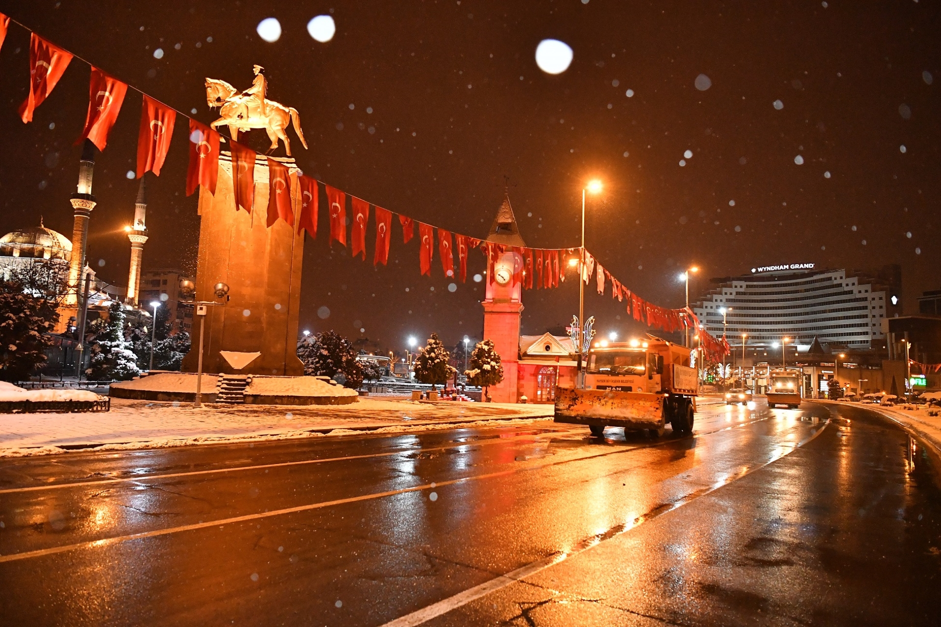 Başkan Büyükkılıç: “Gece, Gündüz Demeden Sahadayız”