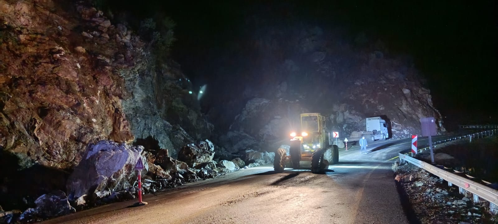 Kapuzbaşı Yolu'ndaki Heyelana Büyükşehir'den Hızlı Müdahale