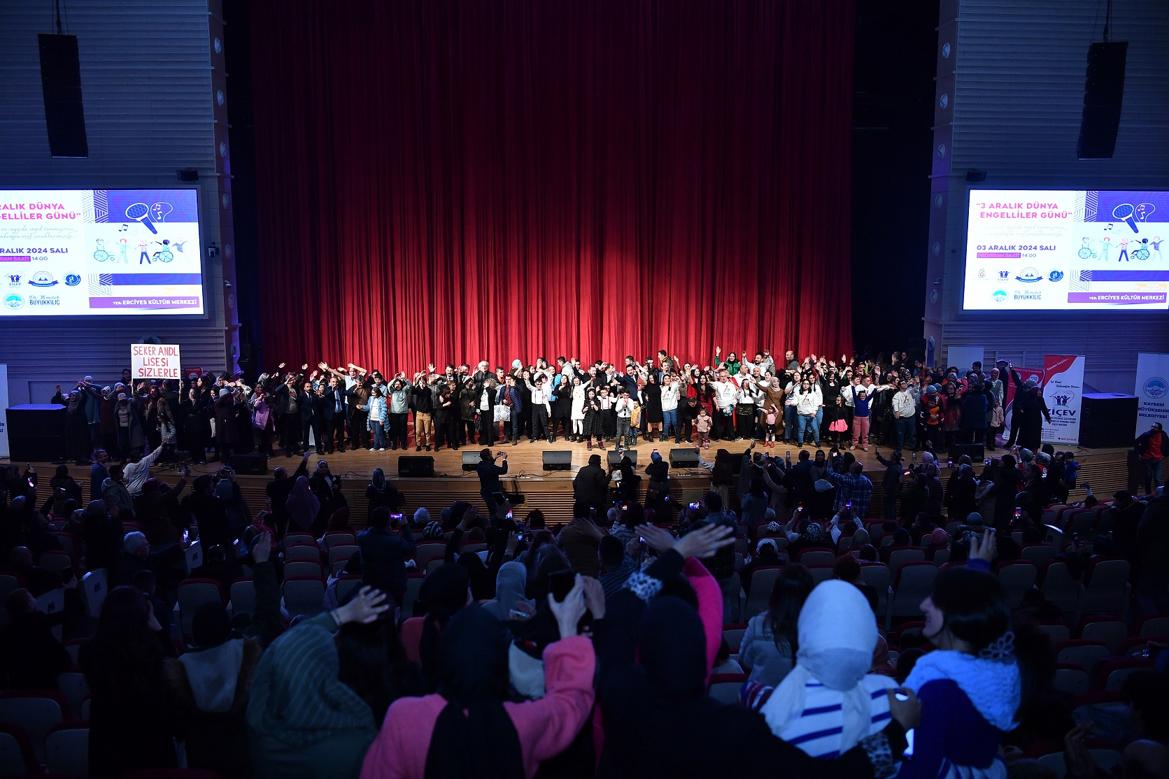 Mikrofonu Eline Alan Özel Çocuklardan Unutulmaz Bir Performans