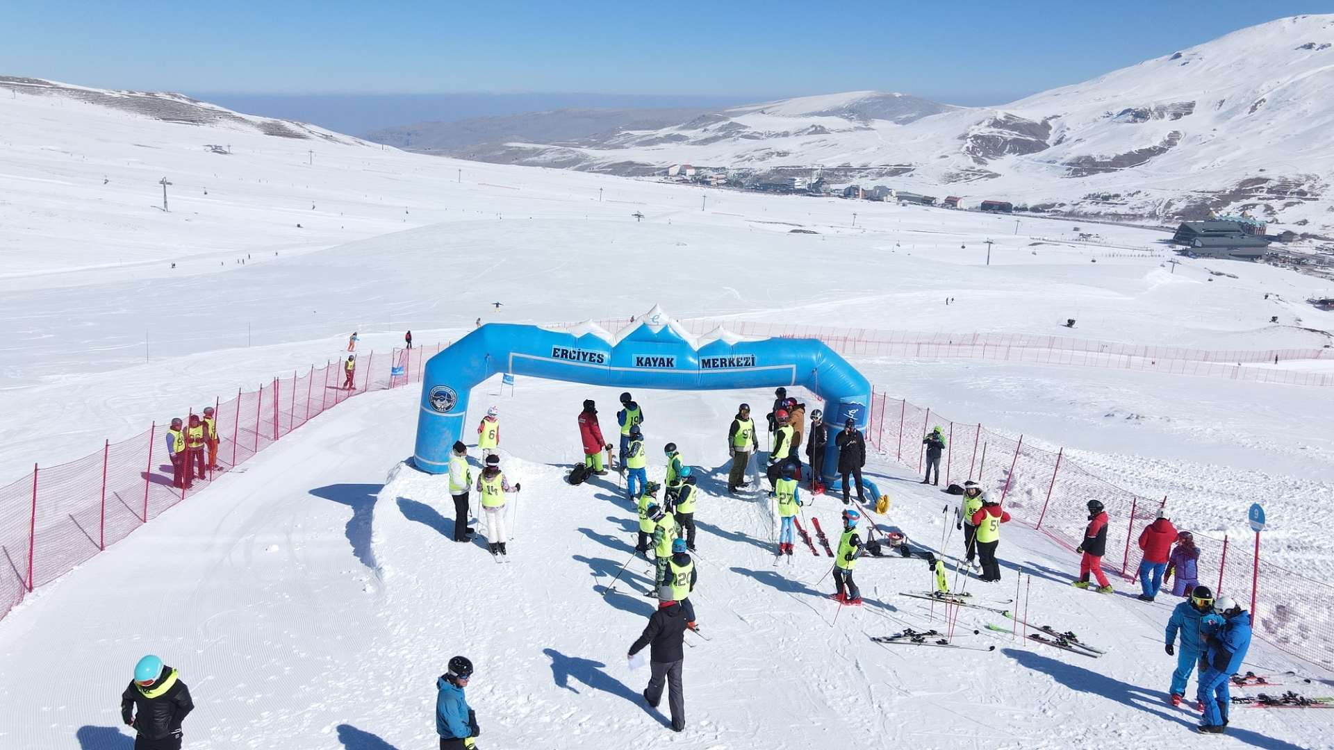 Erciyes’te Heyecan Dolu Diplomatik Kayak ve Snowboard Yarışı