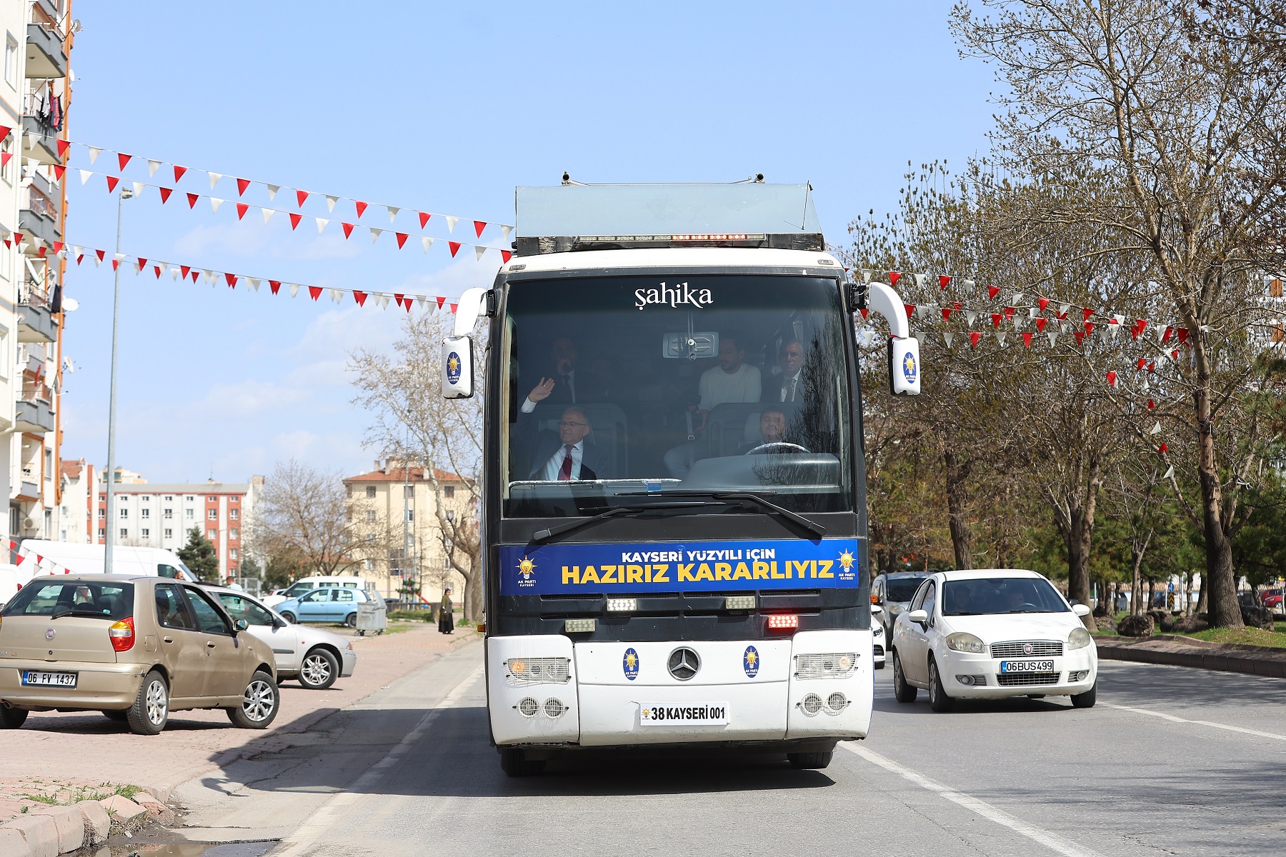 Başkan Büyükkılıç, Otobüs ile Mahalle Mahalle Gezerek, Vatandaşları Selamladı