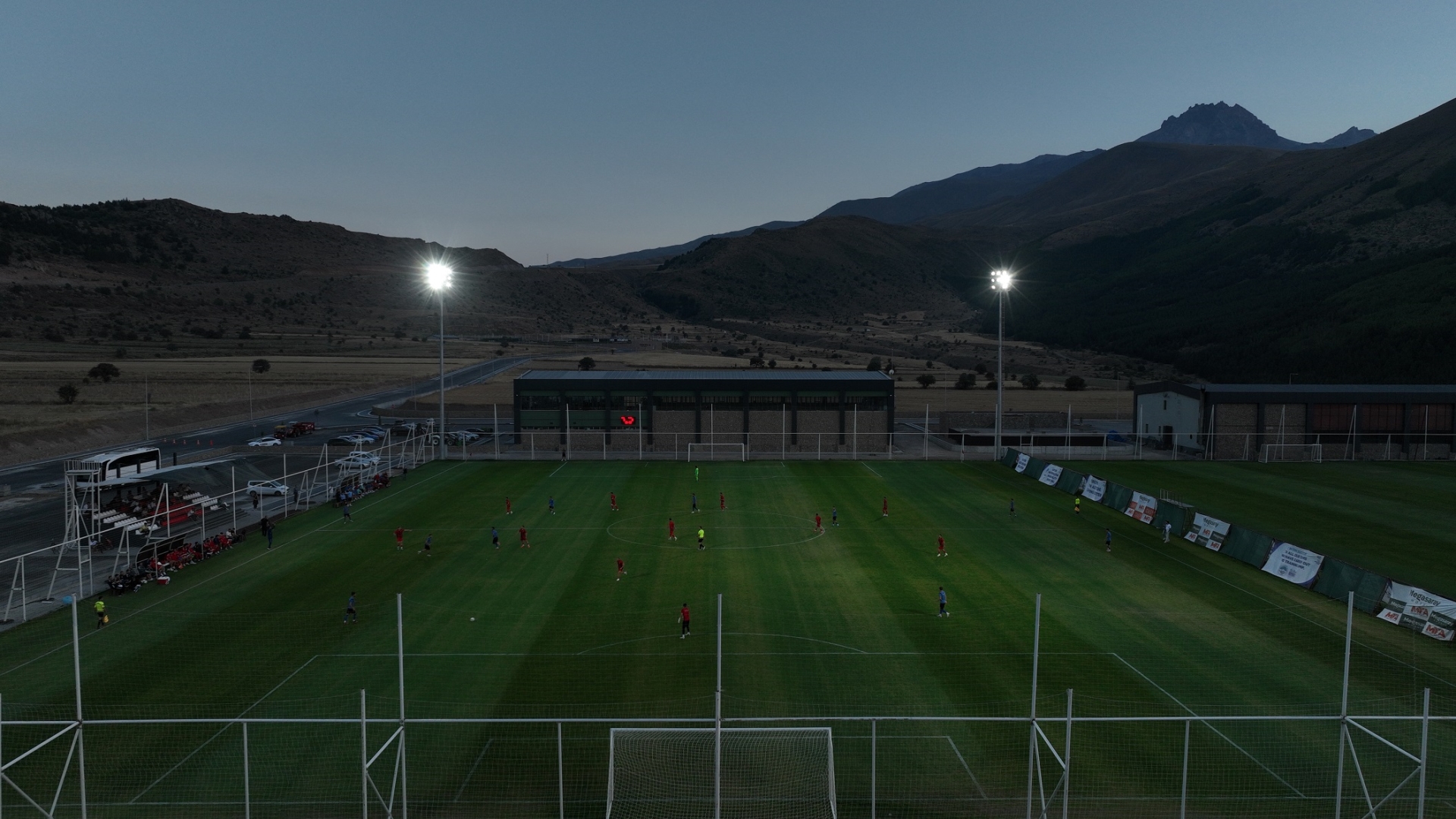 Erciyes’in Muhteşem Atmosferinde Sabah, Akşam Kamp Yapıyorlar