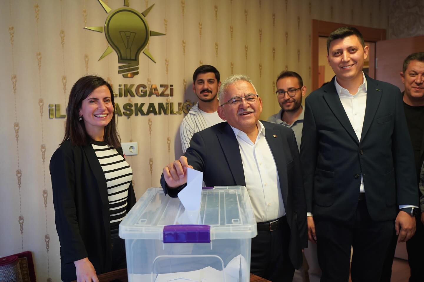 Akar ve Büyükkılıç’tan, AK Parti Melikgazi ve Kocasinan Teşkilatlarına Ziyaret