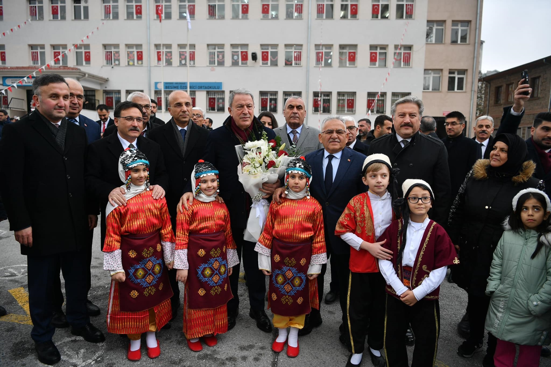 Büyükkılıç, Akar ve Çiçek, Öğrencilerin Karne Heyecanını Paylaştı