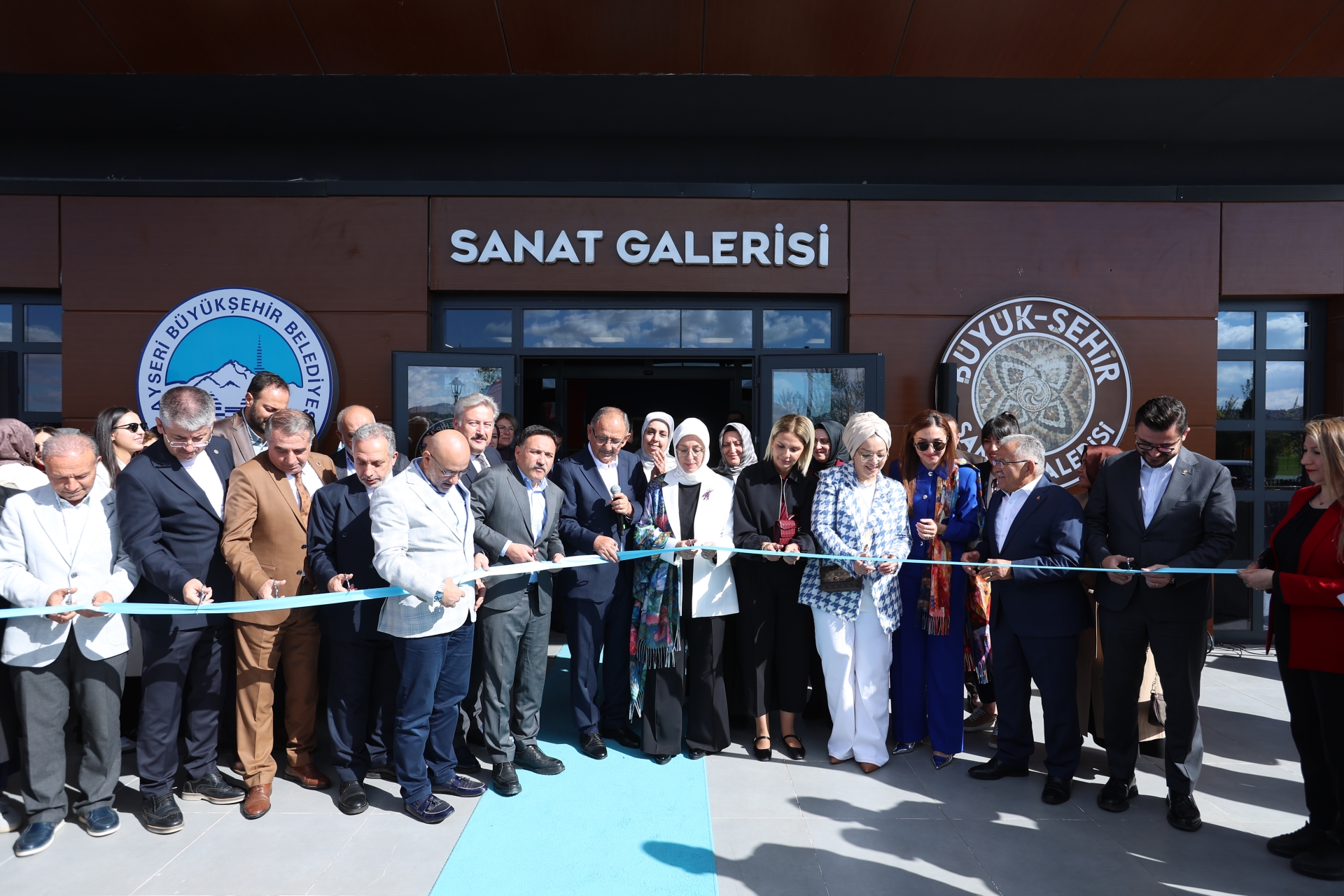 Büyükkılıç, Av. Neşe S. Özhaseki’nin Renklerin Dili Resim Sergisi’nin Açılış Törenine Katıldı