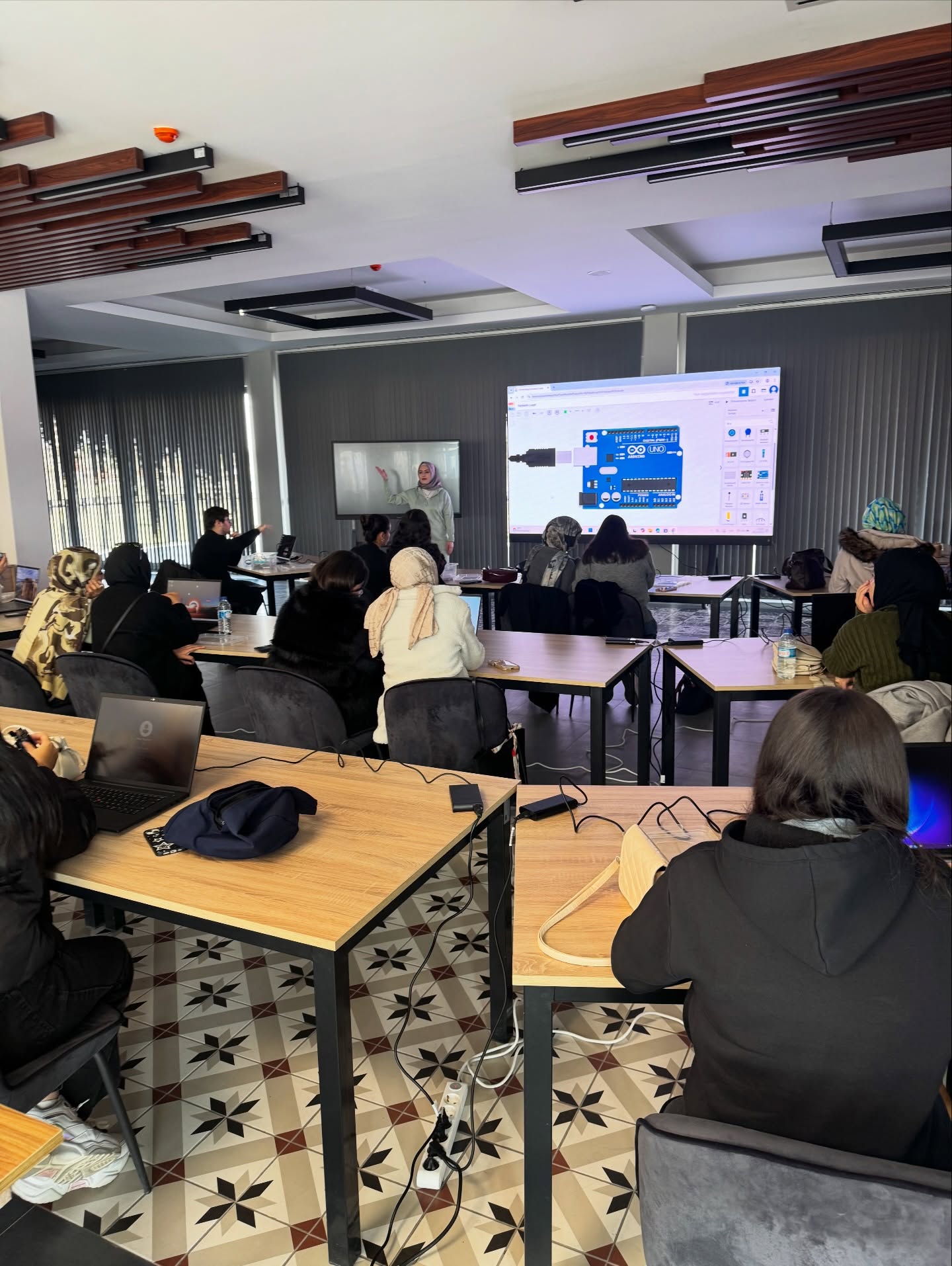 Başkan Büyükkılıç’ın Genç Dostu Projesi Bilişim Akademisi’nde Fen Bilgisi Öğretmen Adaylarına Eğitim