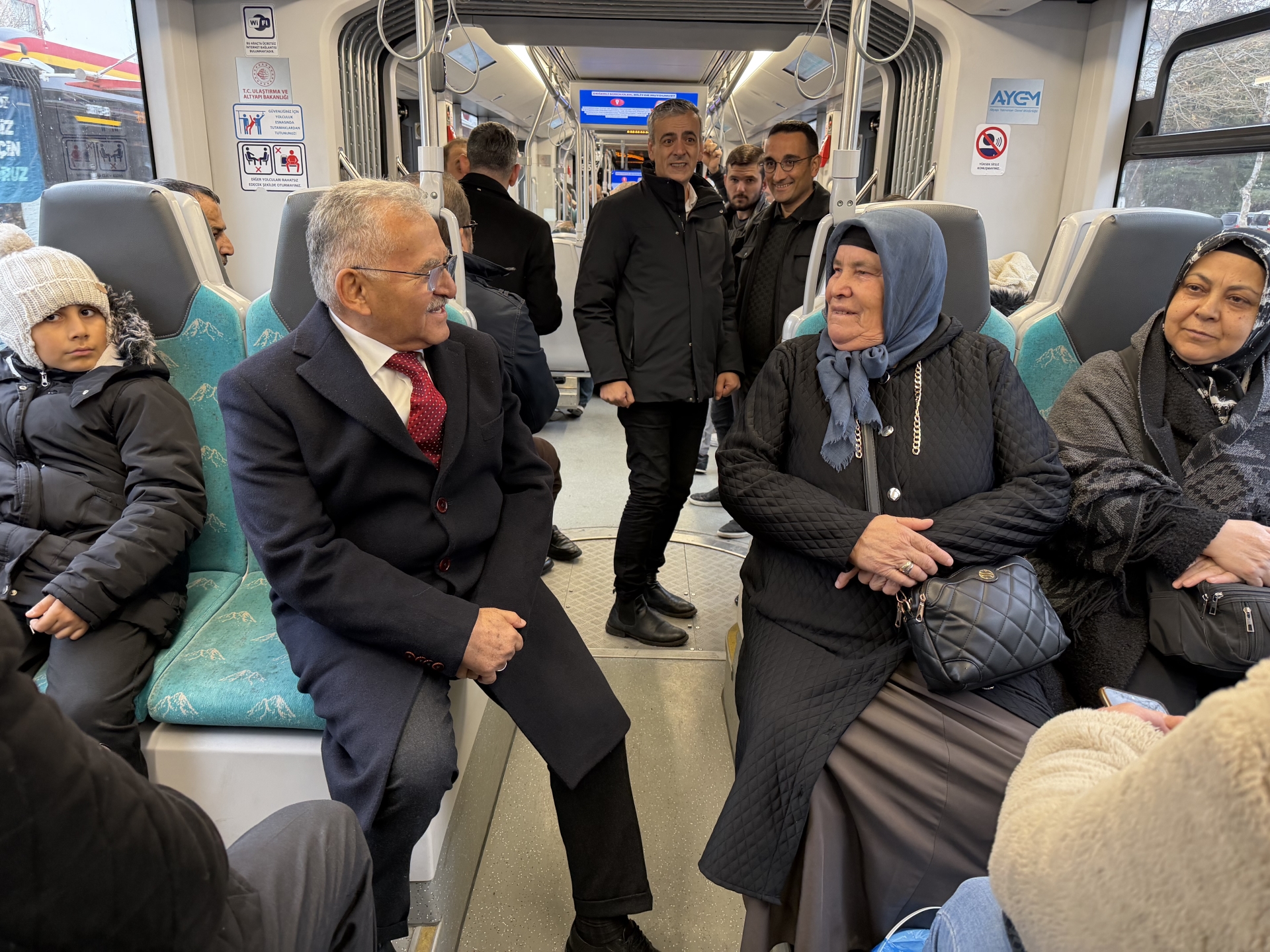 Başkan Büyükkılıç’tan, Kayserililer ile Samimi Sohbet Eşliğinde Tramvay Yolculuğu