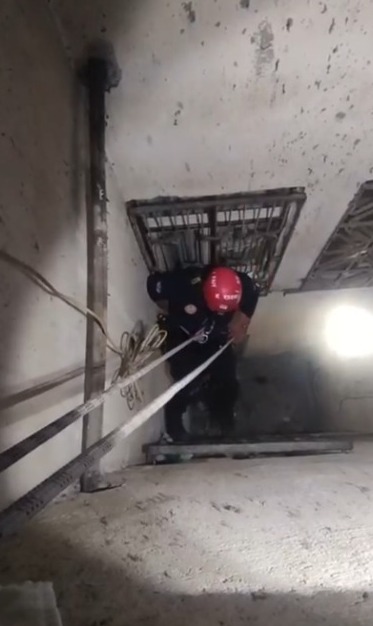 Büyükşehir İtfaiyesi, Havalandırma Boşluğuna Düşen Yaramaz ‘Tofu’yu Kurtardı