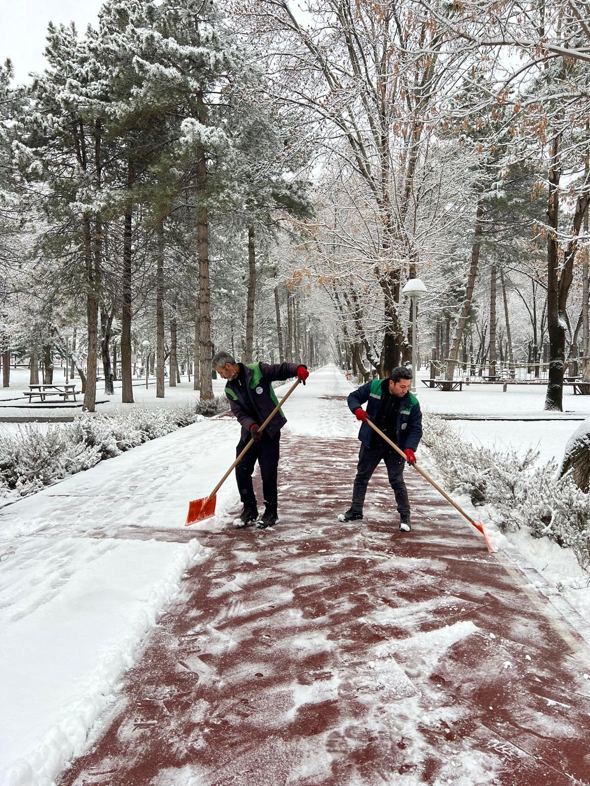 Büyükşehir’den Park ve Kaldırımlarda 