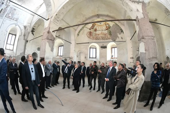 Başkan Büyükkılıç, Meclis Üyeleriyle Tarihi Kilisede İncelemelerde Bulundu
