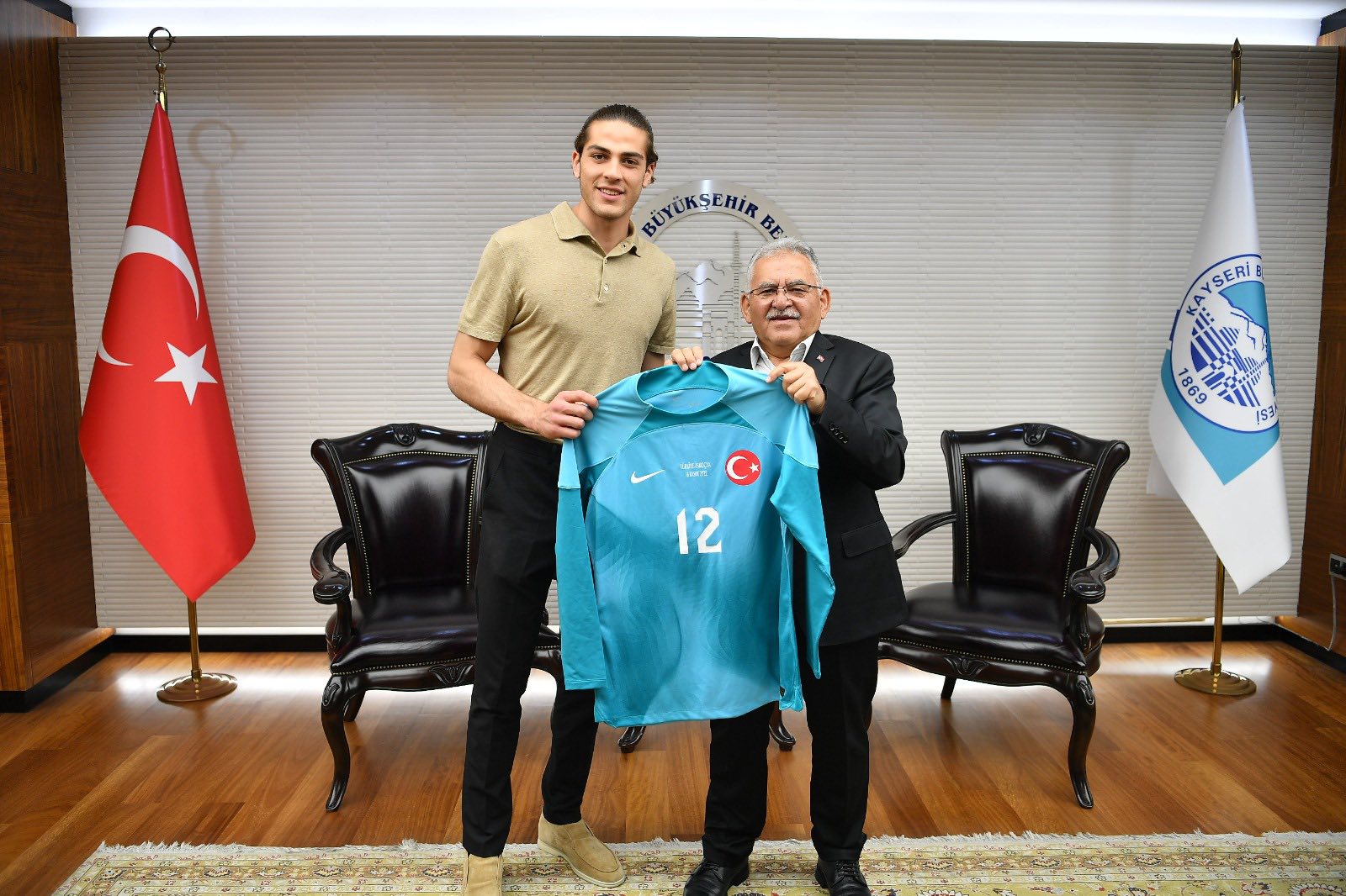 Başkan Büyükkılıç’a, Milli Futbolcu Doğan Alemdar’dan Ziyaret