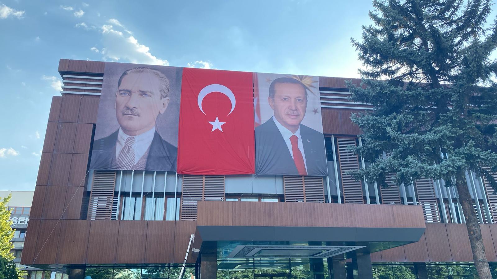 Kayseri Büyükşehir'den Türkiye Yüzyılı'na Yakışan Bayrak Seferberliği