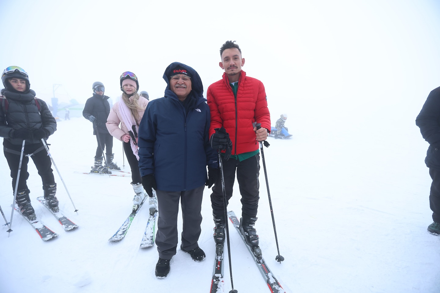 Başkan Büyükkılıç, Hafta Sonu Dolup Taşan Erciyes’te Kayak Tutkunları ile Bir Araya Geldi