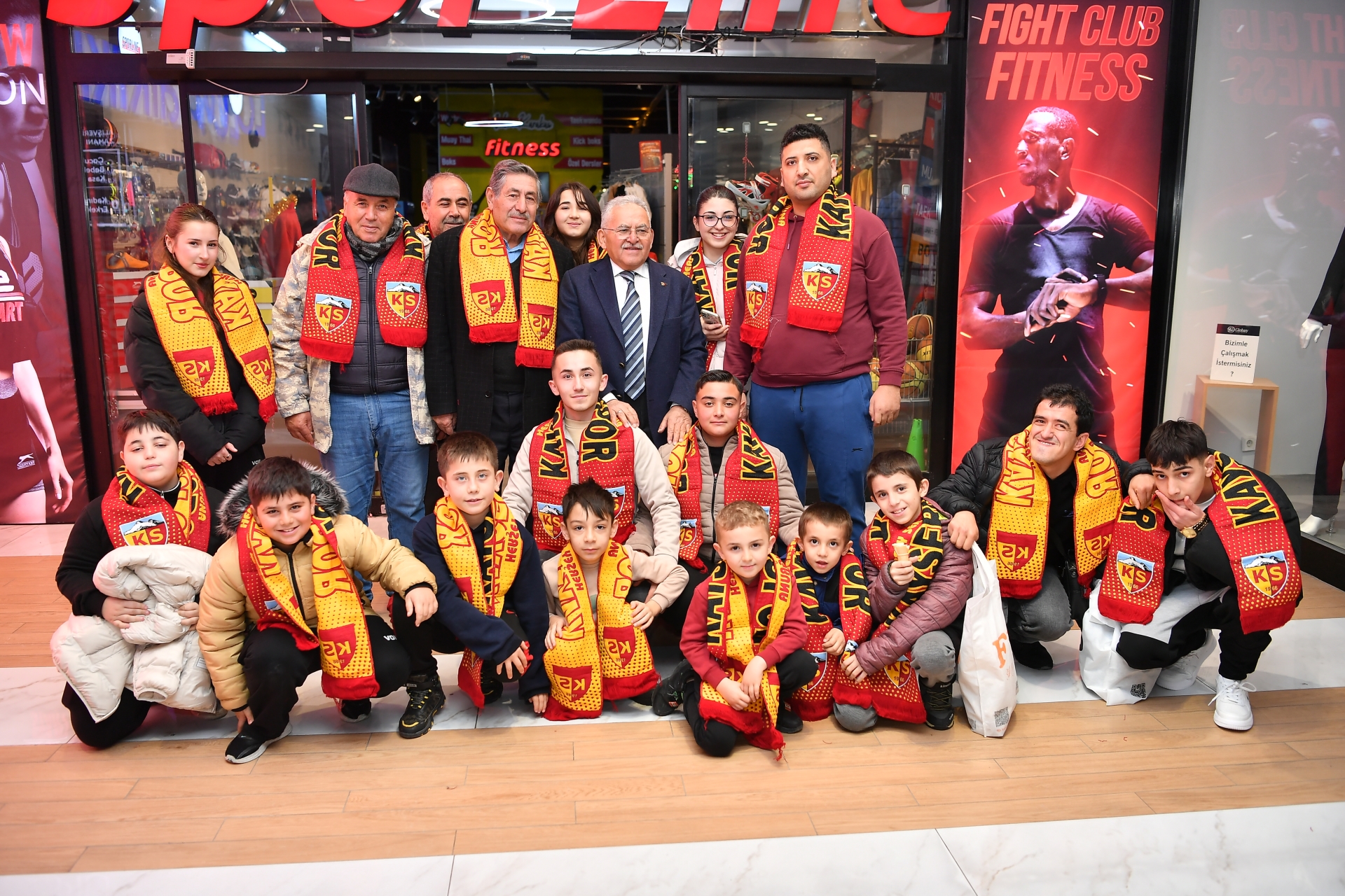 Başkan Büyükkılıç, İldem’de AVM Ziyareti Yaparak Esnaf ve Vatandaşla Buluştu