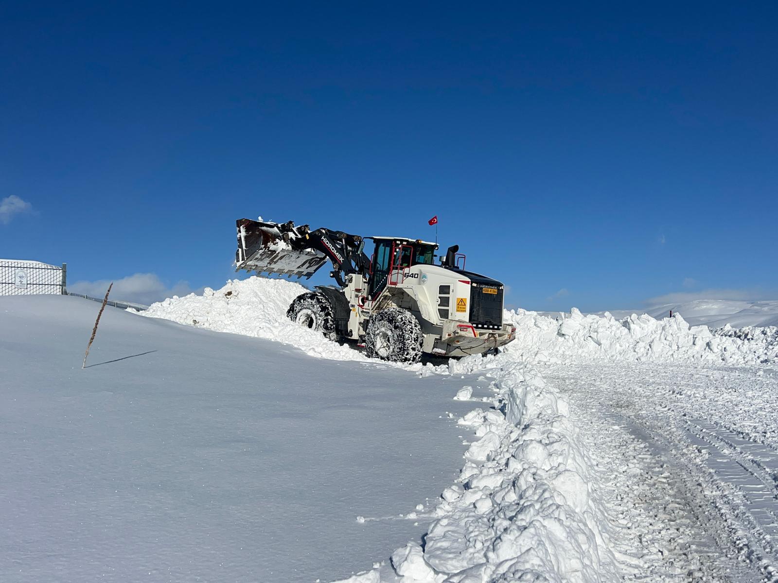 Büyükşehir, Kırsal Kesimlerde Etkili Olan Kar Yağışında 47 Mahalle Yolunu Ulaşıma Açtı