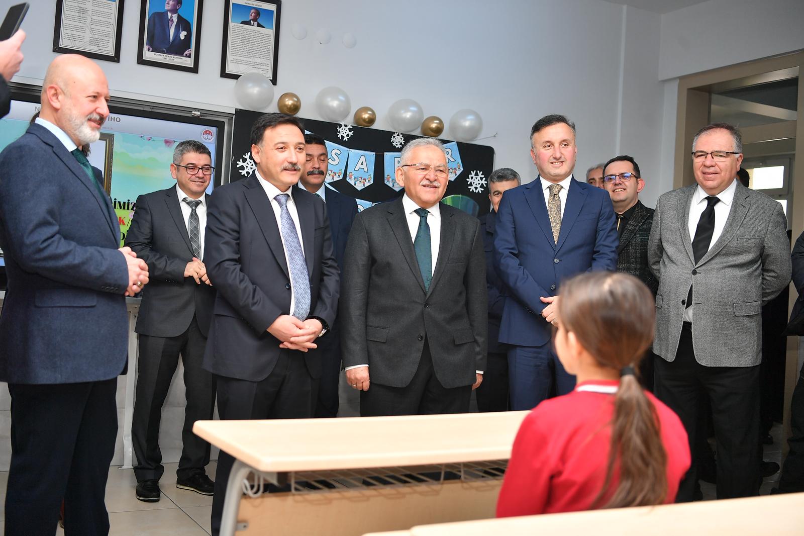 Vali Çiçek ve Başkan Büyükkılıç, Öğrencilerin Karne Heyecanına Ortak Oldu