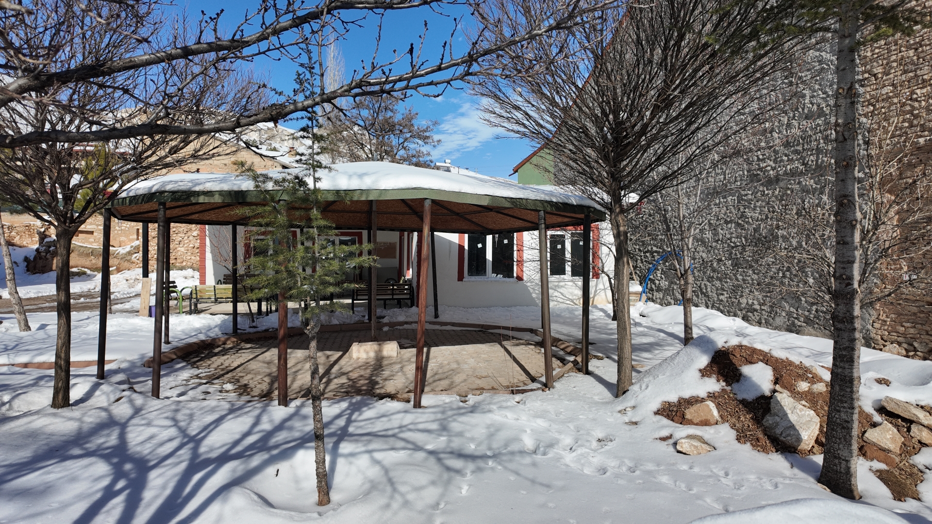 Büyükşehir, Akkışla’da Taziye Evi İhtiyacına ve Halı Saha Tadilatına El Uzattı