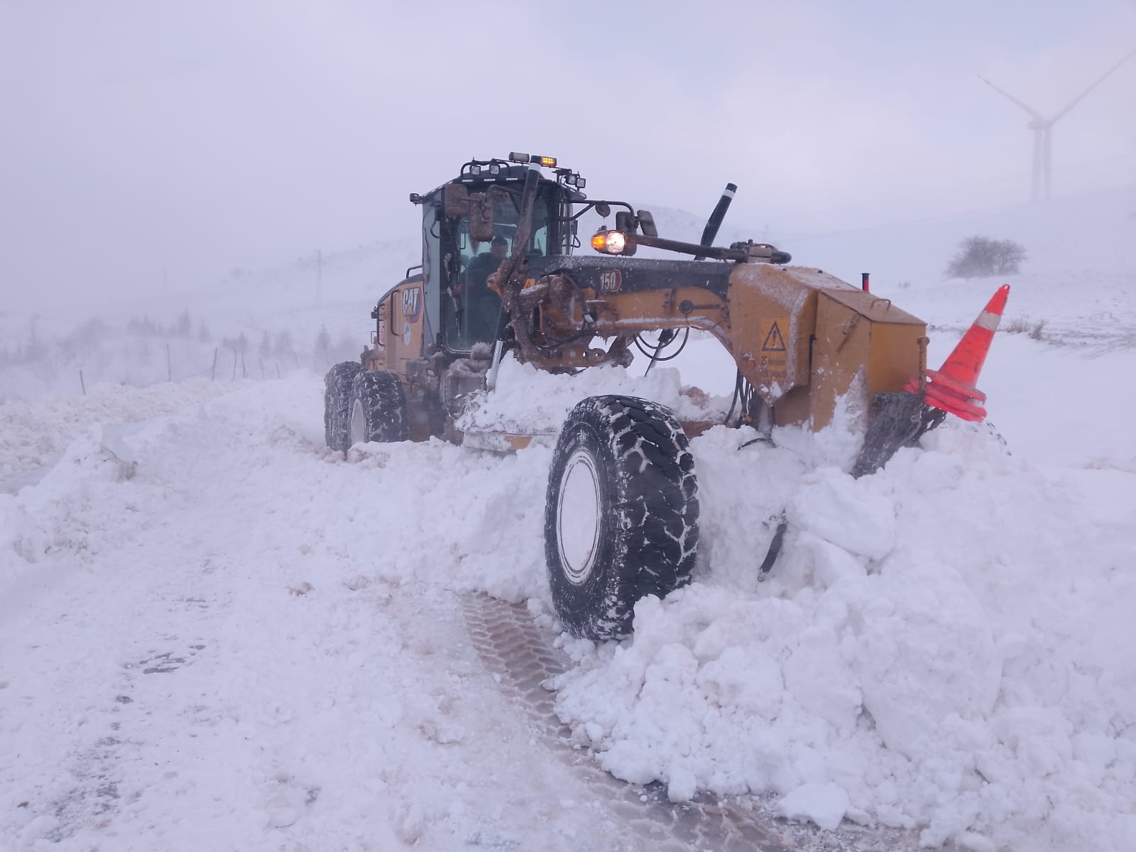 Büyükşehir, Kardan Etkilenen 432 Kilometrelik 54 Mahalle Yolunu Ulaşıma Açtı