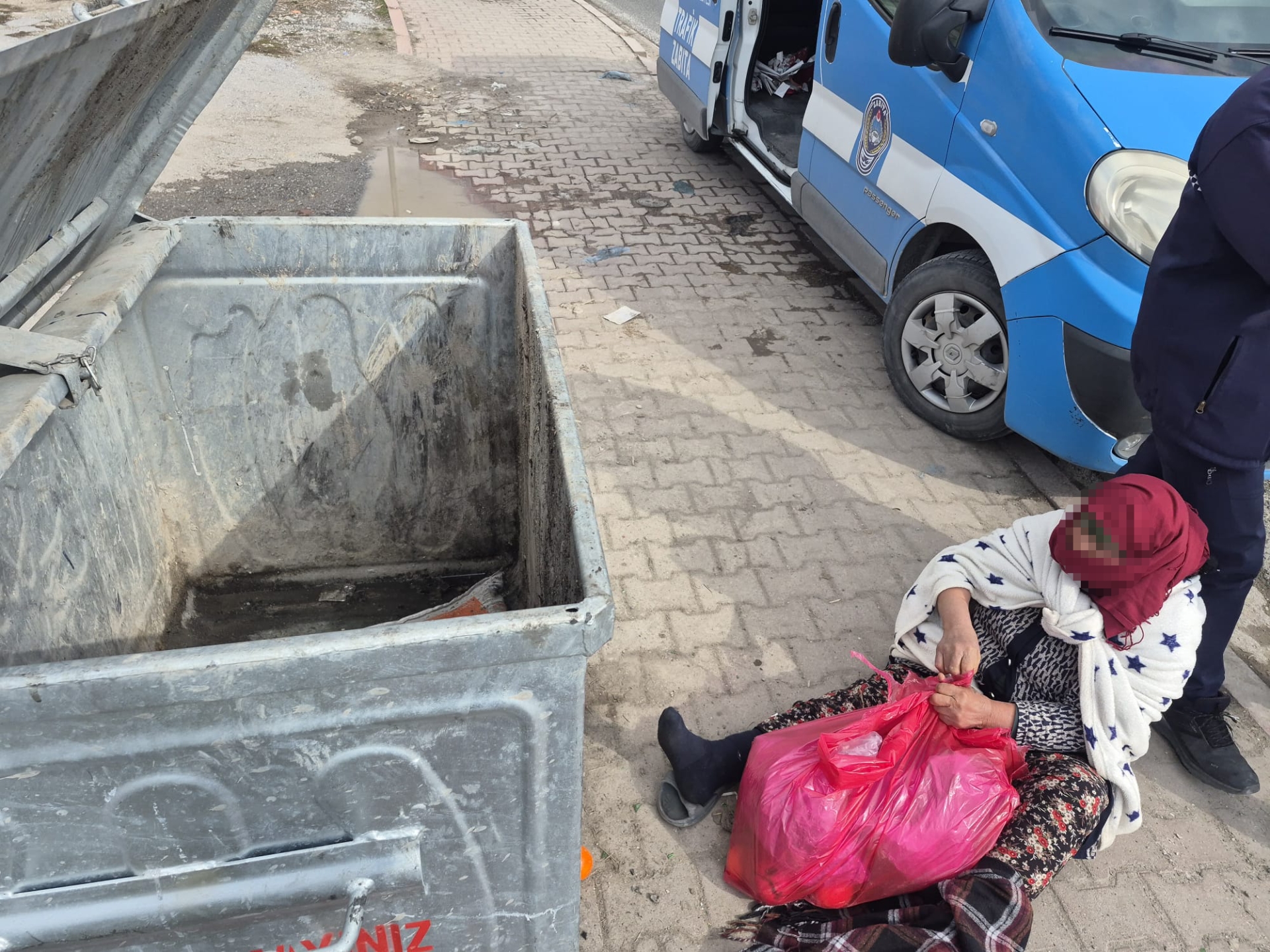 Büyükşehir Zabıtası, Evden Getirdikleri Eşyalarla Duygu Sömürüsü Yapan Dilencilere Göz Açtırmıyor